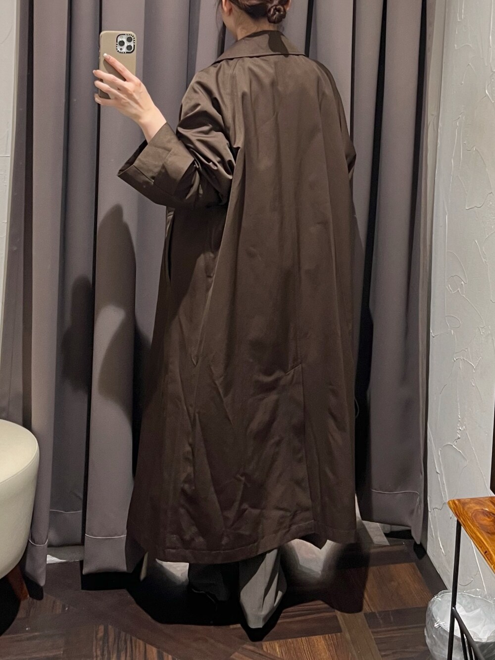 ブラウン系のその他アウター、ホワイト系のスウェット、ブラウン系のその他パンツを着用したレディースの冬コーディネートの7枚目の写真