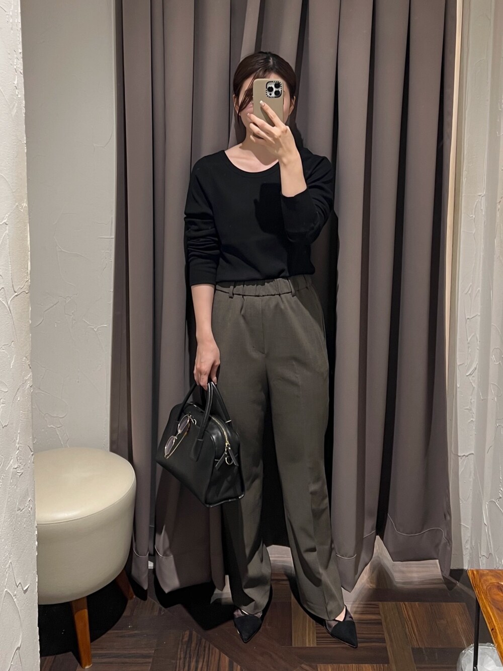 ブラック系のTシャツ/カットソー、ブラック系のボストンバッグ、ブラウン系のその他パンツを着用したレディースの秋コーディネートの2枚目の写真