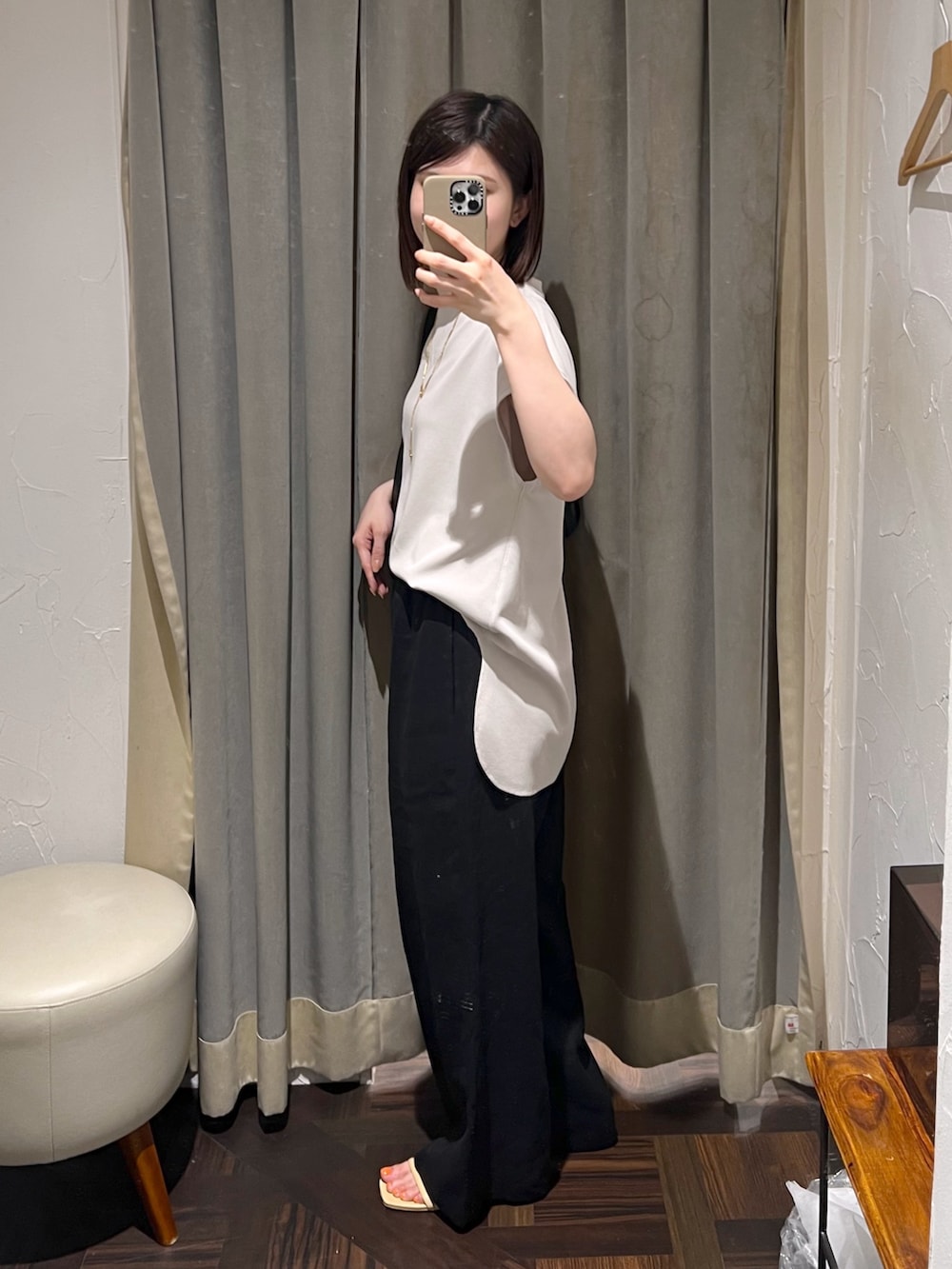 ブラック系のその他パンツ、ベージュ系のTシャツ/カットソー、ベージュ系のサンダルを着用したレディースの夏コーディネートの2枚目の写真