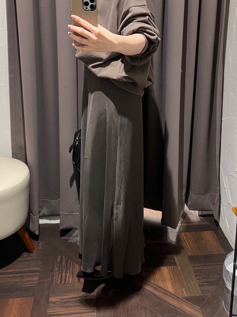 ブラウン系のスカート、ブラック系のボストンバッグ、ブラック系のパンプスを着用したレディースの冬コーディネートの8枚目の写真