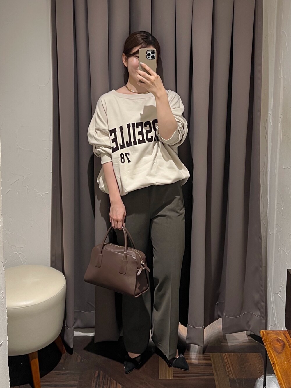 ホワイト系のスウェット、ブラウン系のその他パンツ、ブラック系のパンプスを着用したレディースの冬コーディネートの2枚目の写真