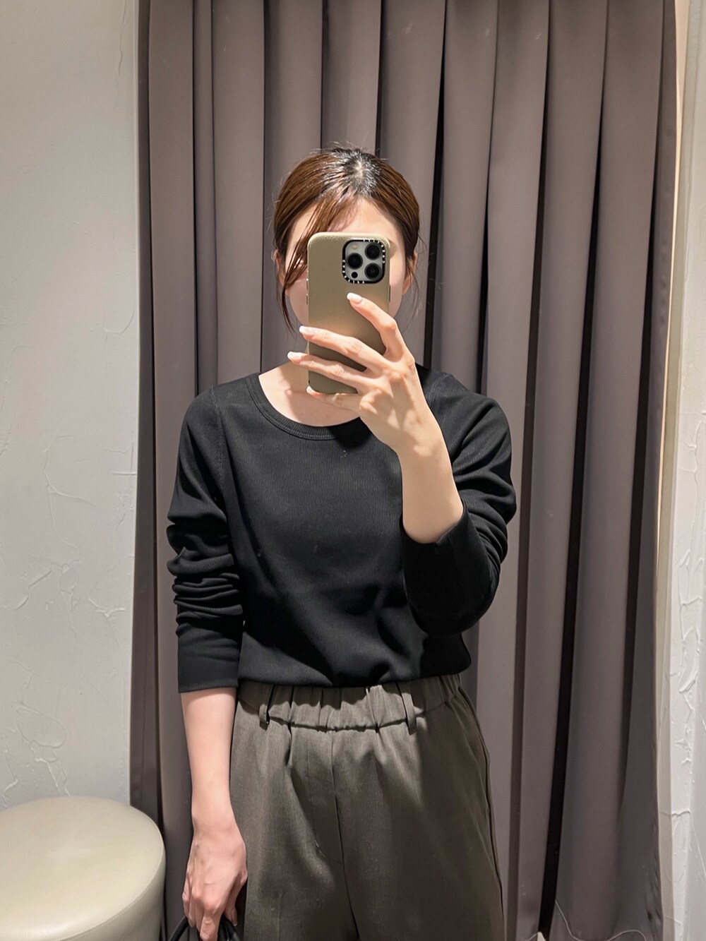 イエロー系のその他アウター、ブラック系のTシャツ/カットソー、ブラウン系のその他パンツを着用したレディースの秋コーディネートの9枚目の写真