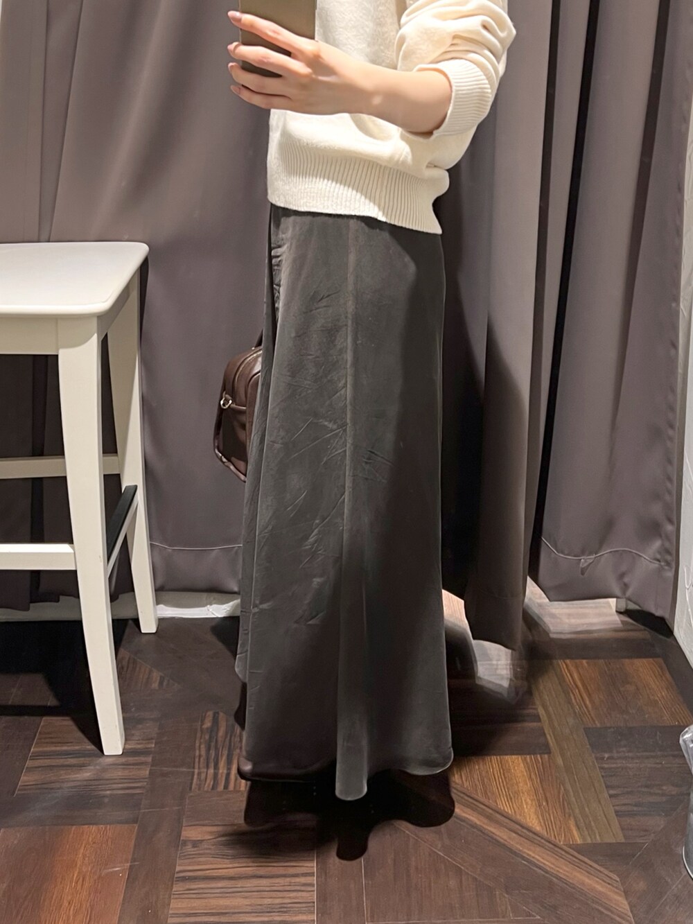 ホワイト系のニット/セーター、ブラウン系のボストンバッグ、ブラウン系のスカートを着用したレディースの秋コーディネートの9枚目の写真