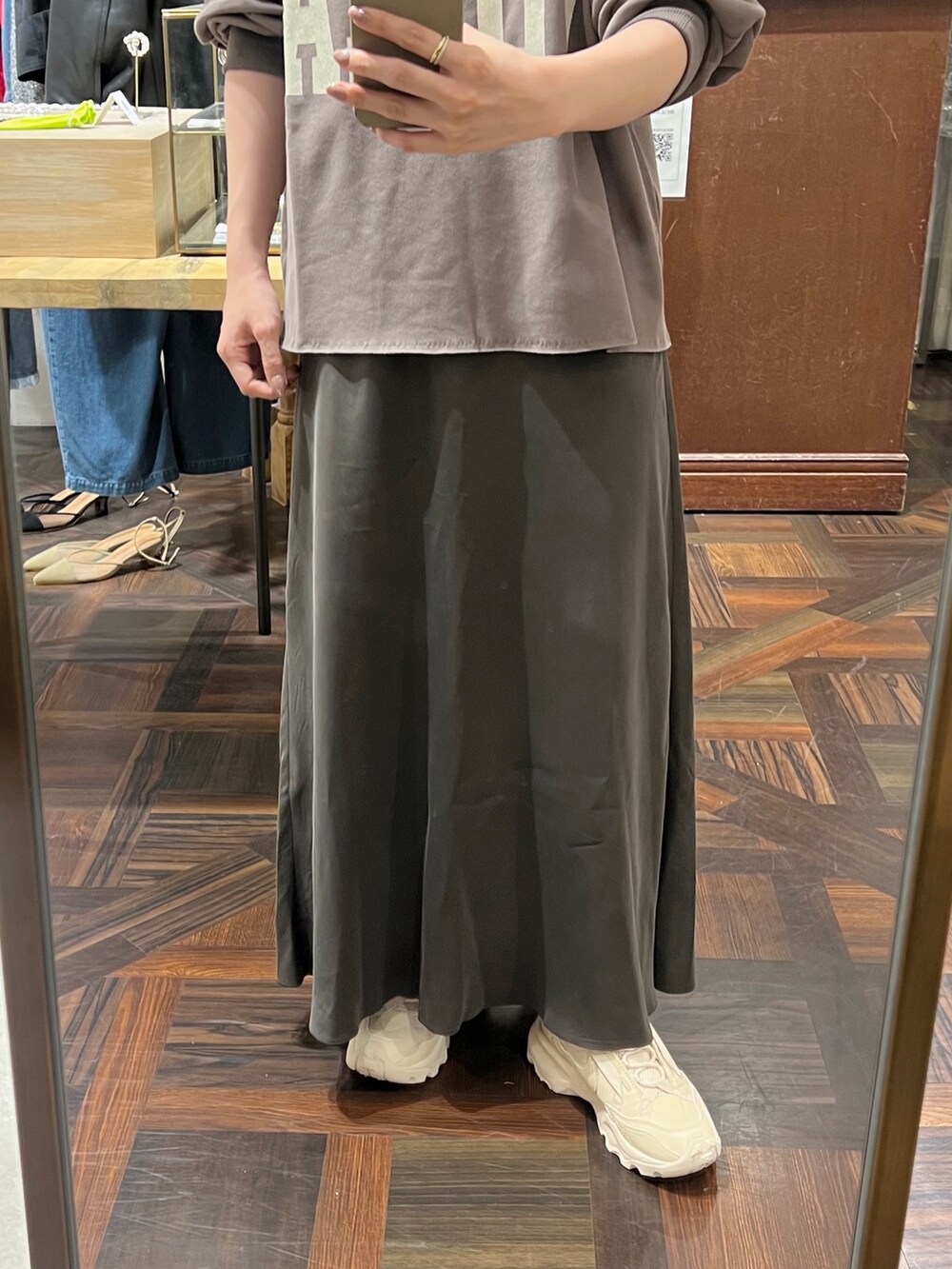 ブラウン系のスウェット、ブラウン系のスカート、ブラウン系のショルダーバッグを着用したレディースの秋コーディネートの9枚目の写真