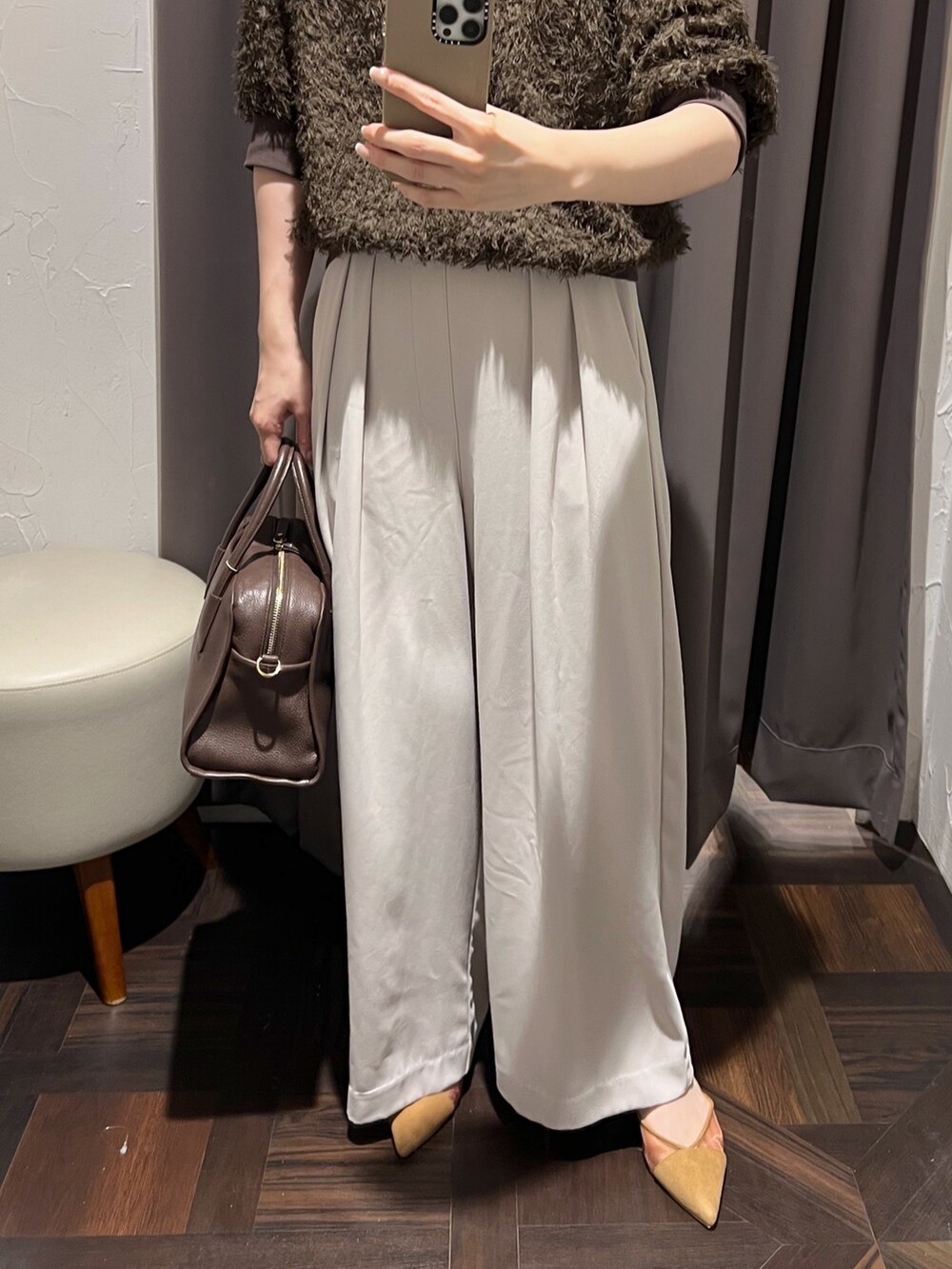 ブラウン系のシャツ/ブラウス、グレー系のスラックス、ブラウン系のパンプスを着用したレディースの秋コーディネートの7枚目の写真