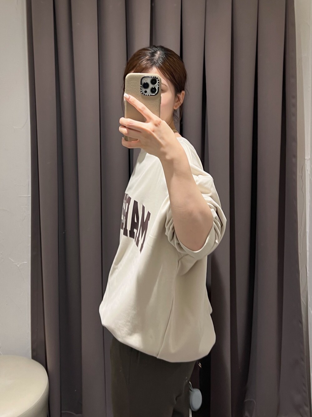 ホワイト系のスウェット、ブラウン系のその他パンツ、ブラック系のパンプスを着用したレディースの冬コーディネートの5枚目の写真