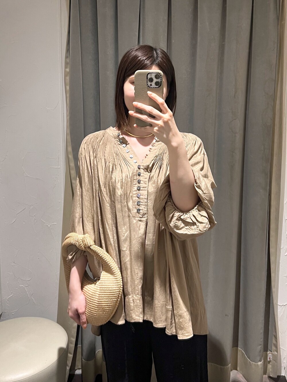 ブラウン系のシャツ/ブラウス、ホワイト系のその他パンツ、ゴールド系のチョーカーを着用したレディースの夏コーディネートの4枚目の写真