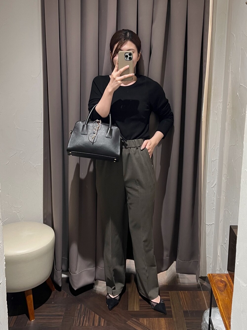 イエロー系のその他アウター、ブラック系のTシャツ/カットソー、ブラウン系のその他パンツを着用したレディースの秋コーディネートの8枚目の写真