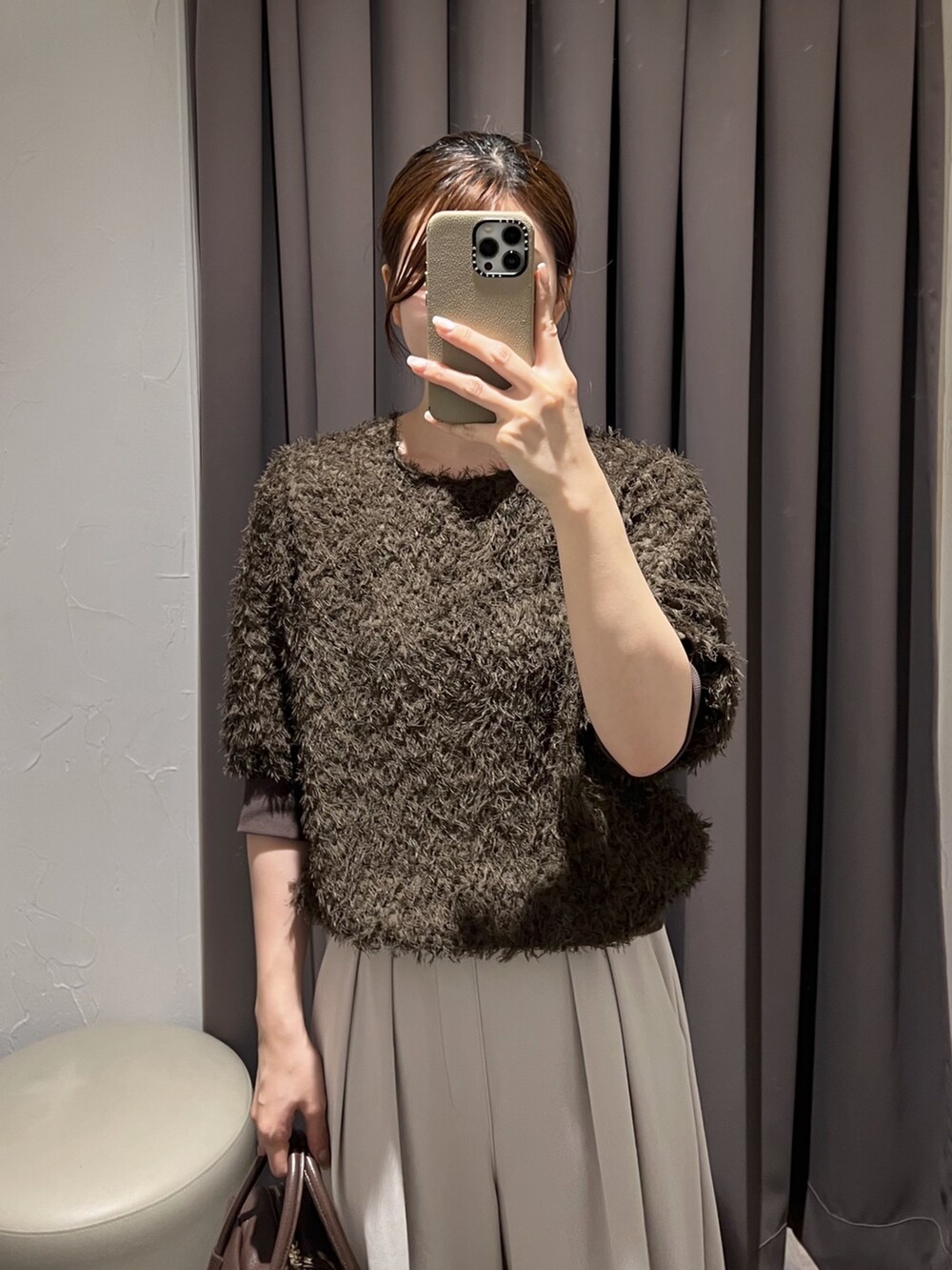 ブラウン系のシャツ/ブラウス、グレー系のスラックス、ブラウン系のパンプスを着用したレディースの秋コーディネートの4枚目の写真