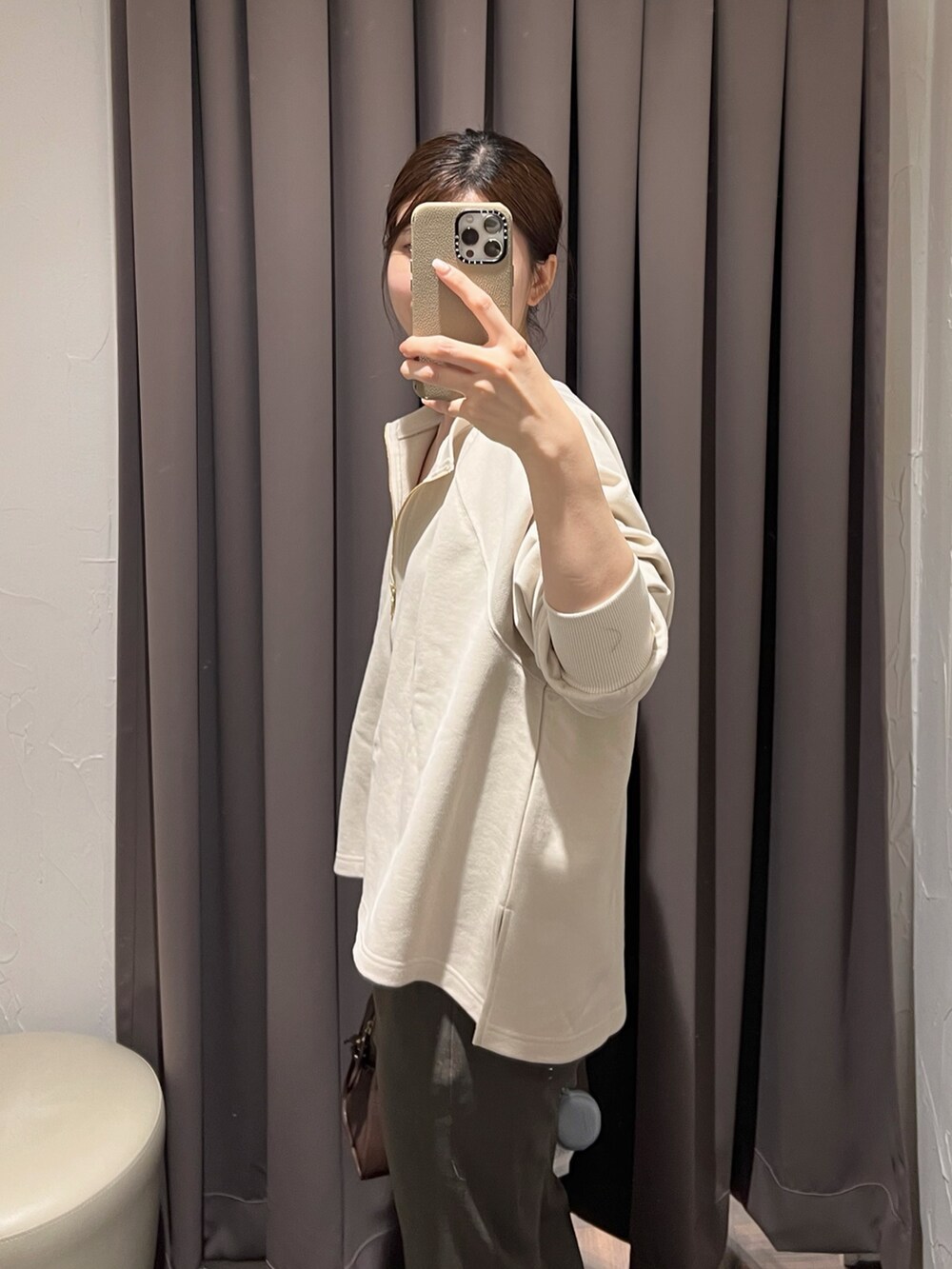 ベージュ系のスウェット、ブラウン系のその他パンツ、ブラウン系のボストンバッグを着用したレディースの秋コーディネートの4枚目の写真