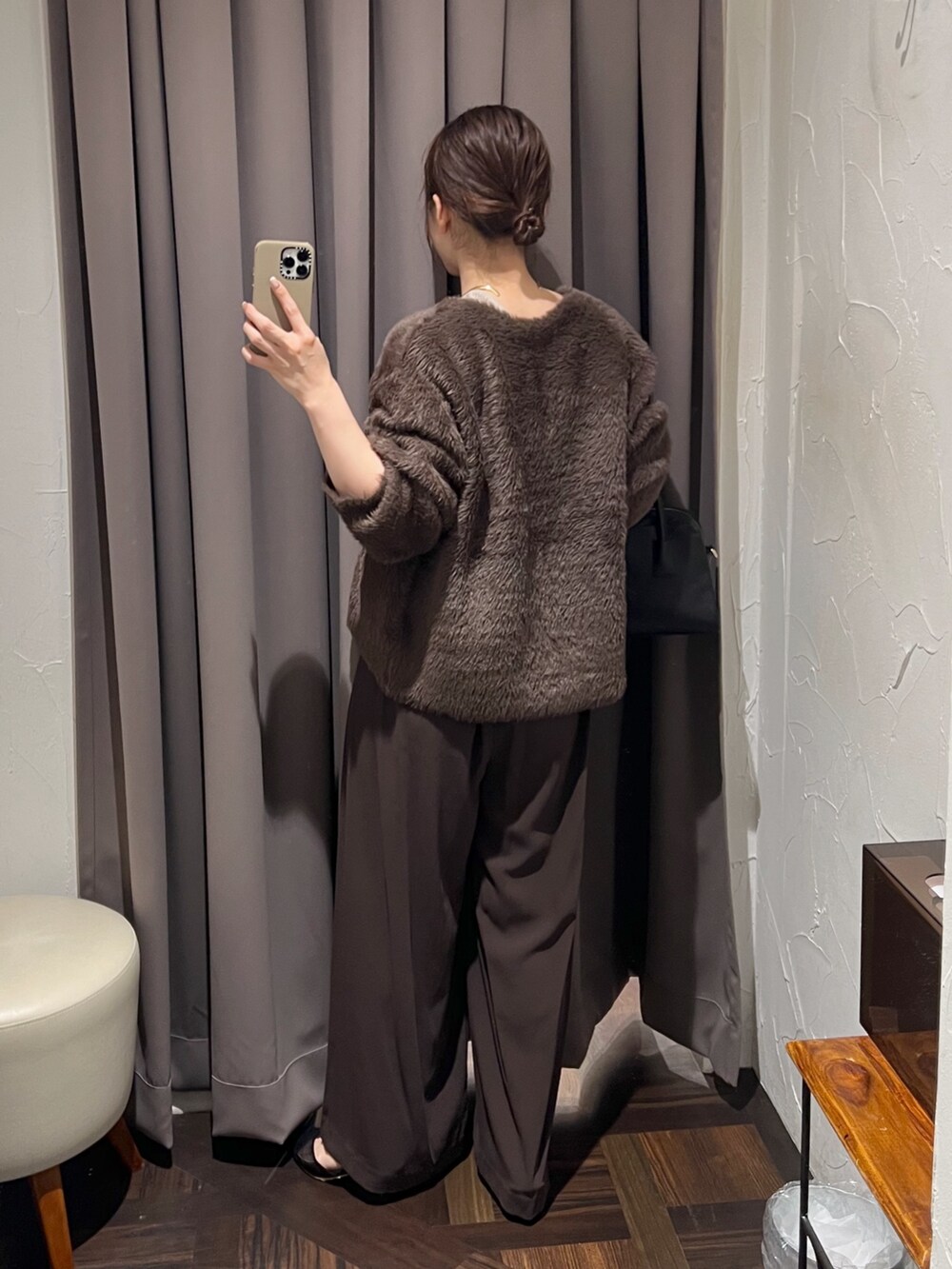 ブラウン系のカーディガン/ボレロ、ブラウン系のスラックス、ブラック系のパンプスを着用したレディースの冬コーディネートの4枚目の写真