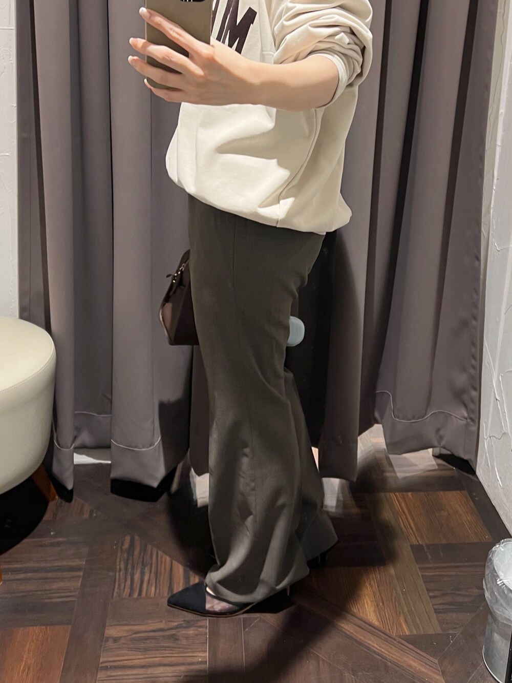 ホワイト系のスウェット、ブラウン系のその他パンツ、ブラック系のパンプスを着用したレディースの冬コーディネートの8枚目の写真