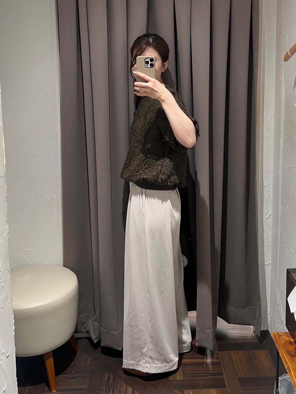 ブラウン系のシャツ/ブラウス、グレー系のスラックス、ブラウン系のパンプスを着用したレディースの秋コーディネートの2枚目の写真