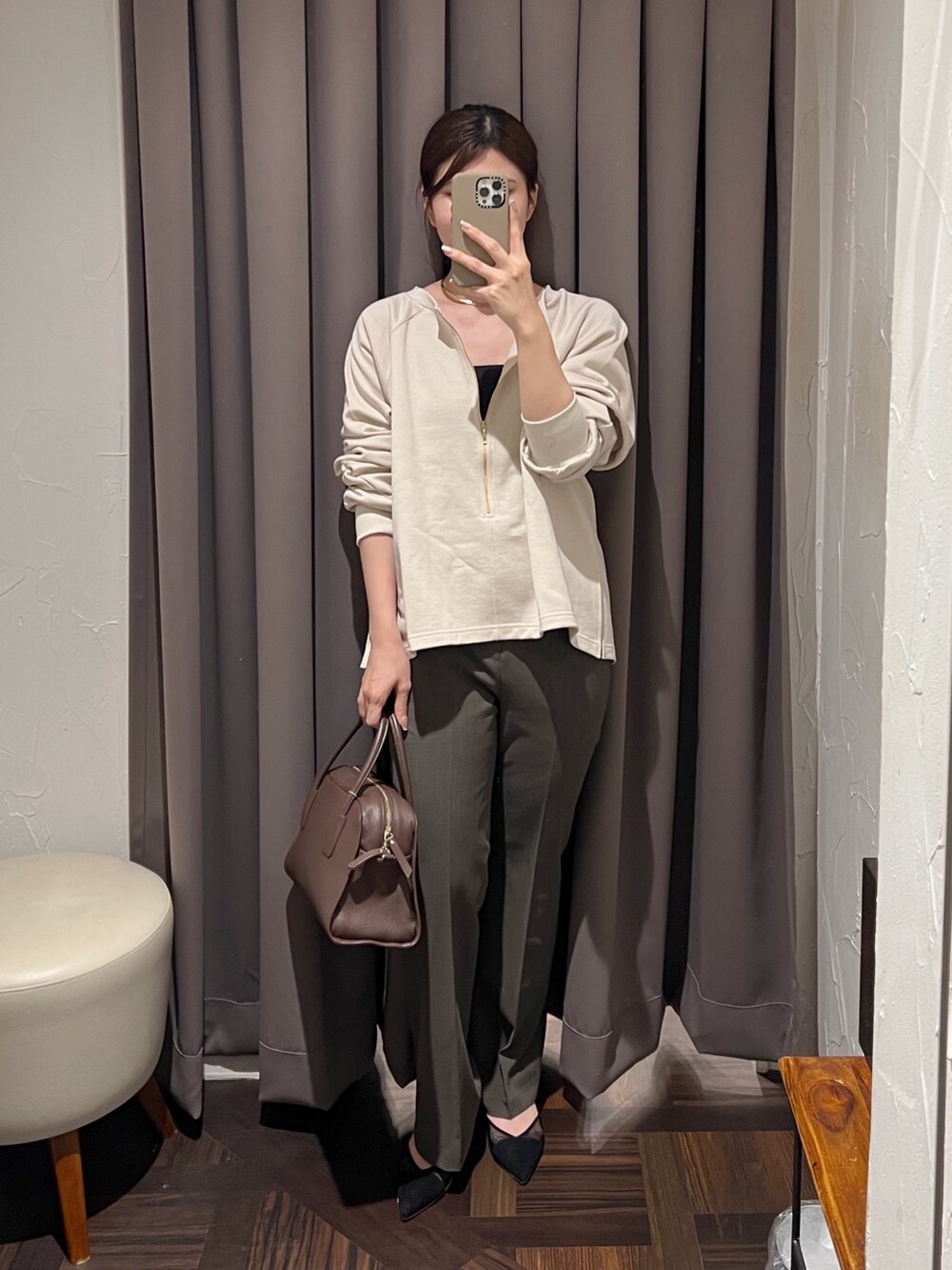 ベージュ系のスウェット、ブラウン系のその他パンツ、ブラウン系のボストンバッグを着用したレディースの秋コーディネートの2枚目の写真