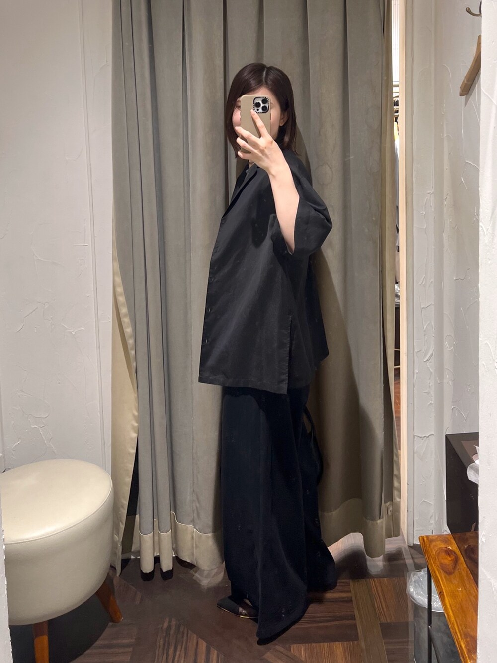 「シャツ、シャツスタイル、スウェット、スウェットパンツ、ブラック、ブラックコーデ、シアートップス、夏服、大人カジュアルコーデ、ラクチンコーデ、夏コーデ」|「RIVE DROITEの【コーデのポイントに】レザーボディバッグ(ハンドバッグ、ブラック系)」を使った、アカネさん(レディース・155cm)の夏コーディネートの2枚目の写真