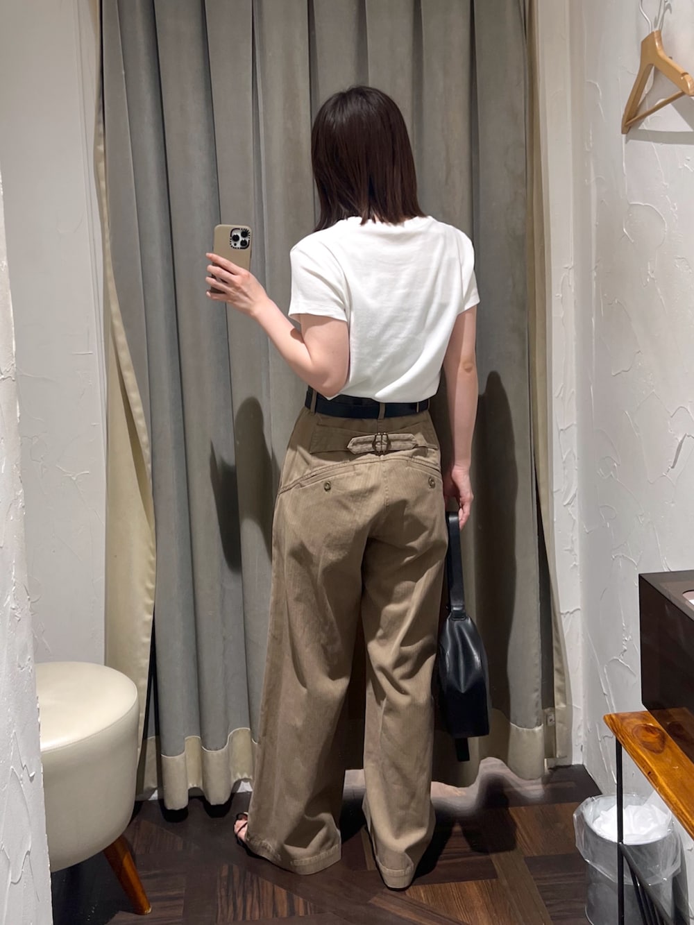 「おでかけコーデ、シンプルスタイル、オトナカジュアル、お出かけコーデ、パンツスタイル、白Tシャツ、コンパクトトップス、Tシャツ」｜「RIVE DROITEの【こなれ感抜群】カウボーイカットパンツ（その他パンツ、ブラウン系）」を使った、アカネさん（レディース・155cm）の夏コーディネートの3枚目の写真