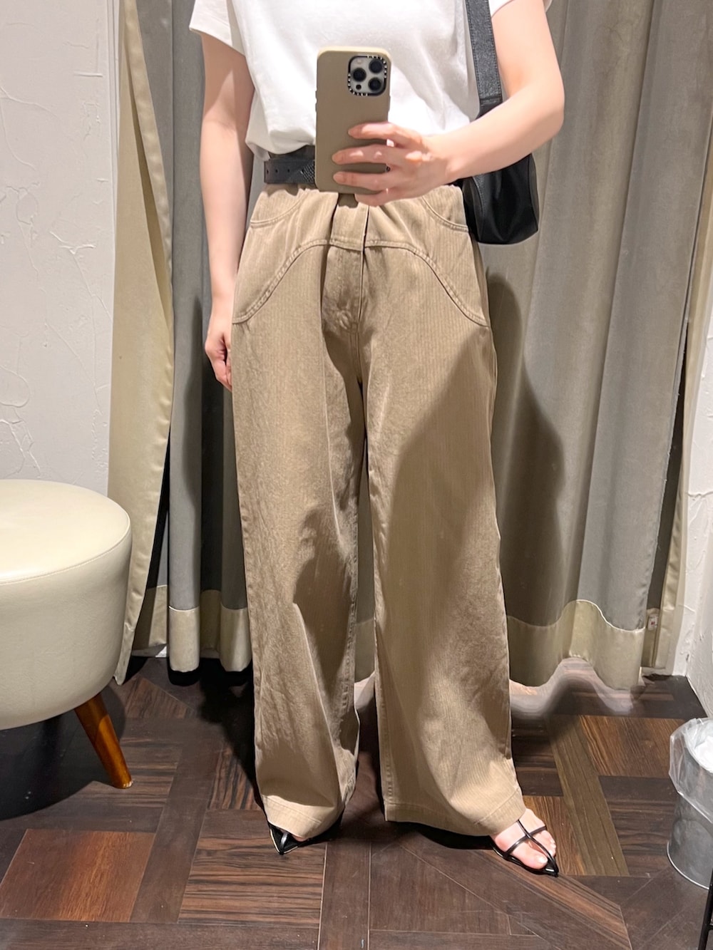 「おでかけコーデ、シンプルスタイル、オトナカジュアル、お出かけコーデ、パンツスタイル、白Tシャツ、コンパクトトップス、Tシャツ」｜「RIVE DROITEの【こなれ感抜群】カウボーイカットパンツ（その他パンツ、ブラウン系）」を使った、アカネさん（レディース・155cm）の夏コーディネートの5枚目の写真