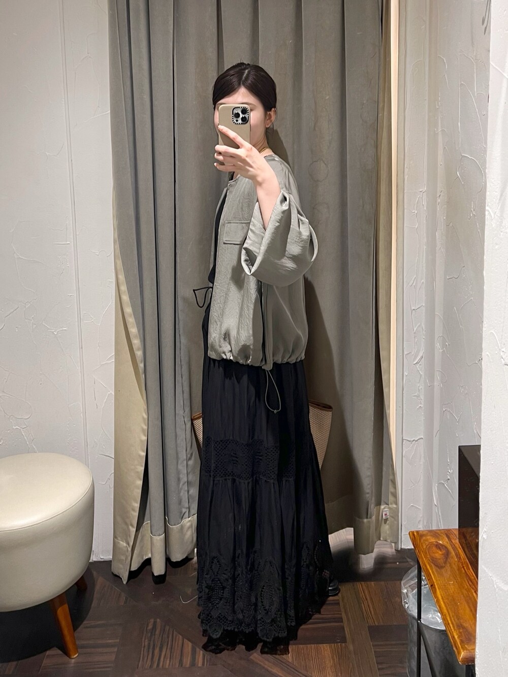 グリーン系のブルゾン、ブラック系のニット/セーター、ブラウン系のトートバッグを着用したレディースの夏コーディネートの2枚目の写真