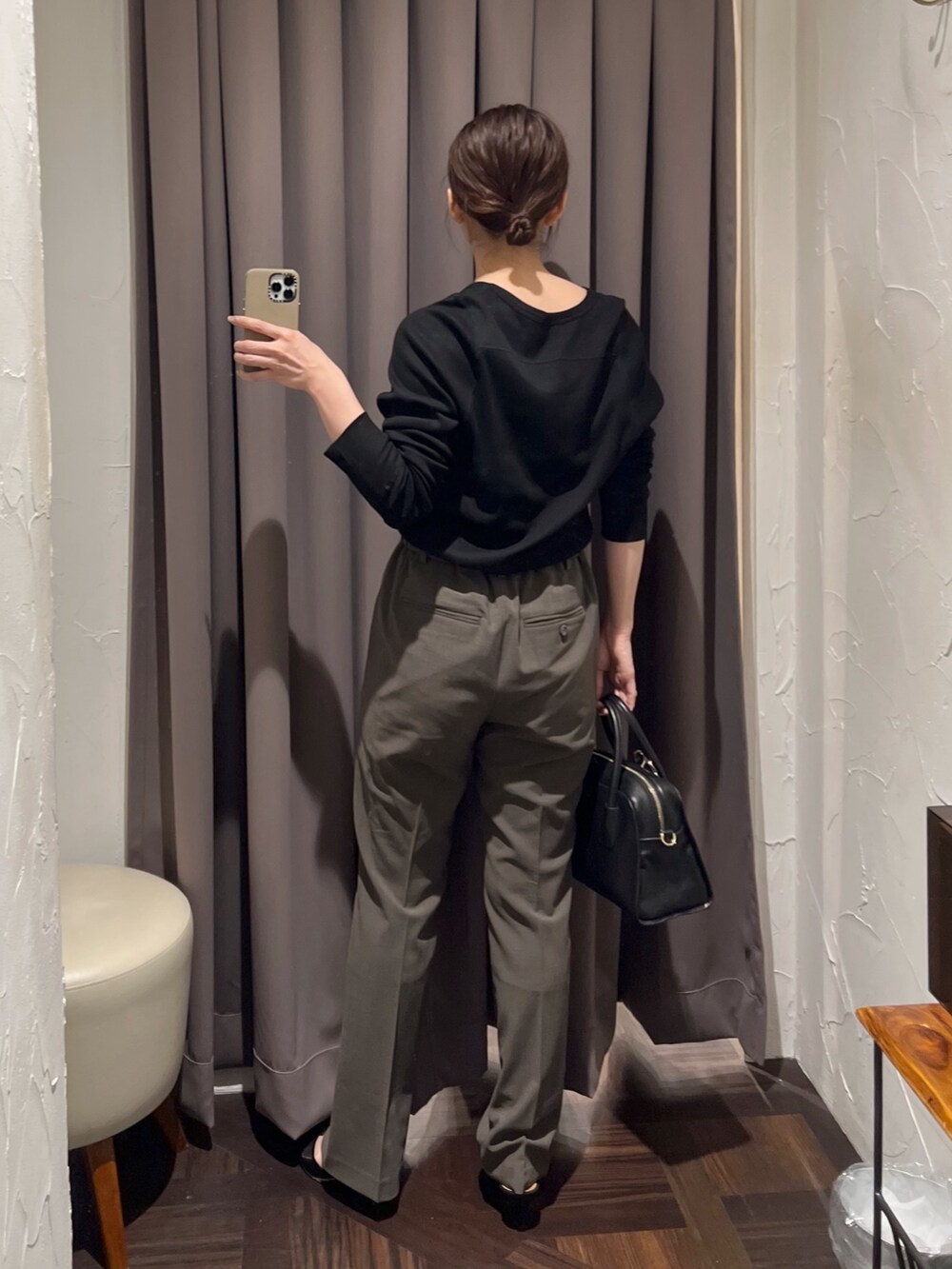 ブラック系のTシャツ/カットソー、ブラック系のボストンバッグ、ブラウン系のその他パンツを着用したレディースの秋コーディネートの4枚目の写真