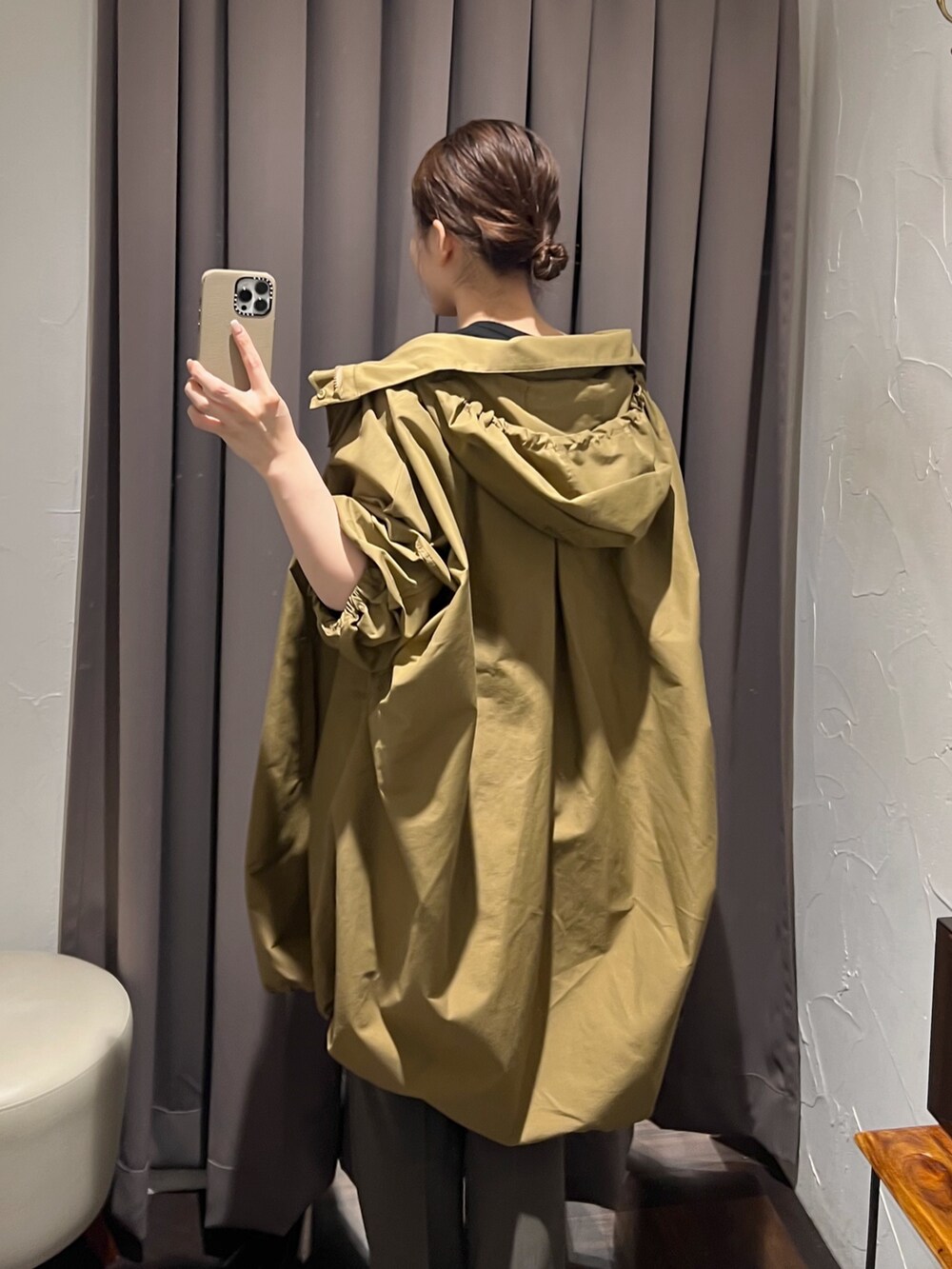 イエロー系のその他アウター、ブラック系のTシャツ/カットソー、ブラウン系のその他パンツを着用したレディースの秋コーディネートの7枚目の写真