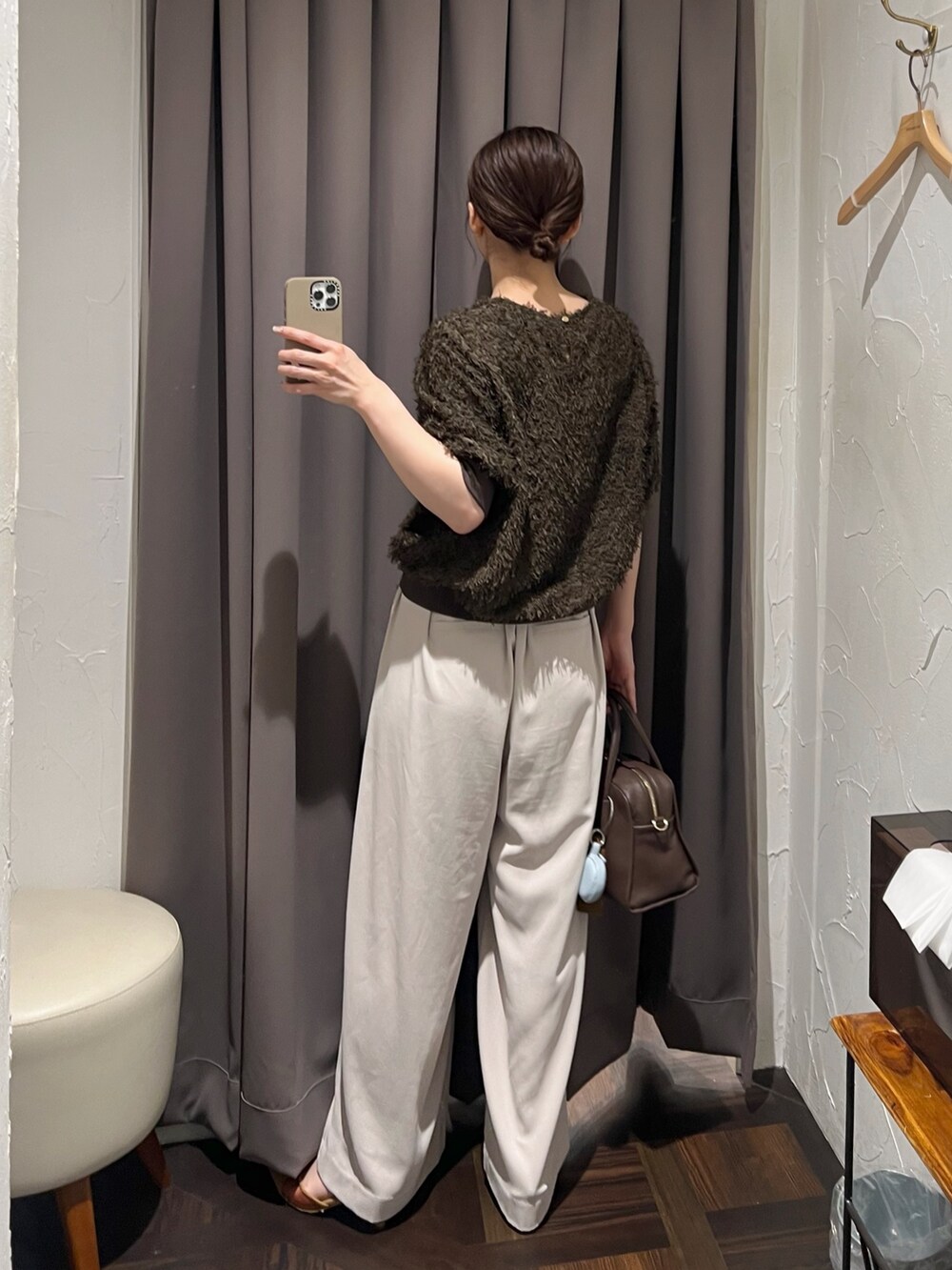 ブラウン系のシャツ/ブラウス、グレー系のスラックス、ブラウン系のパンプスを着用したレディースの秋コーディネートの3枚目の写真