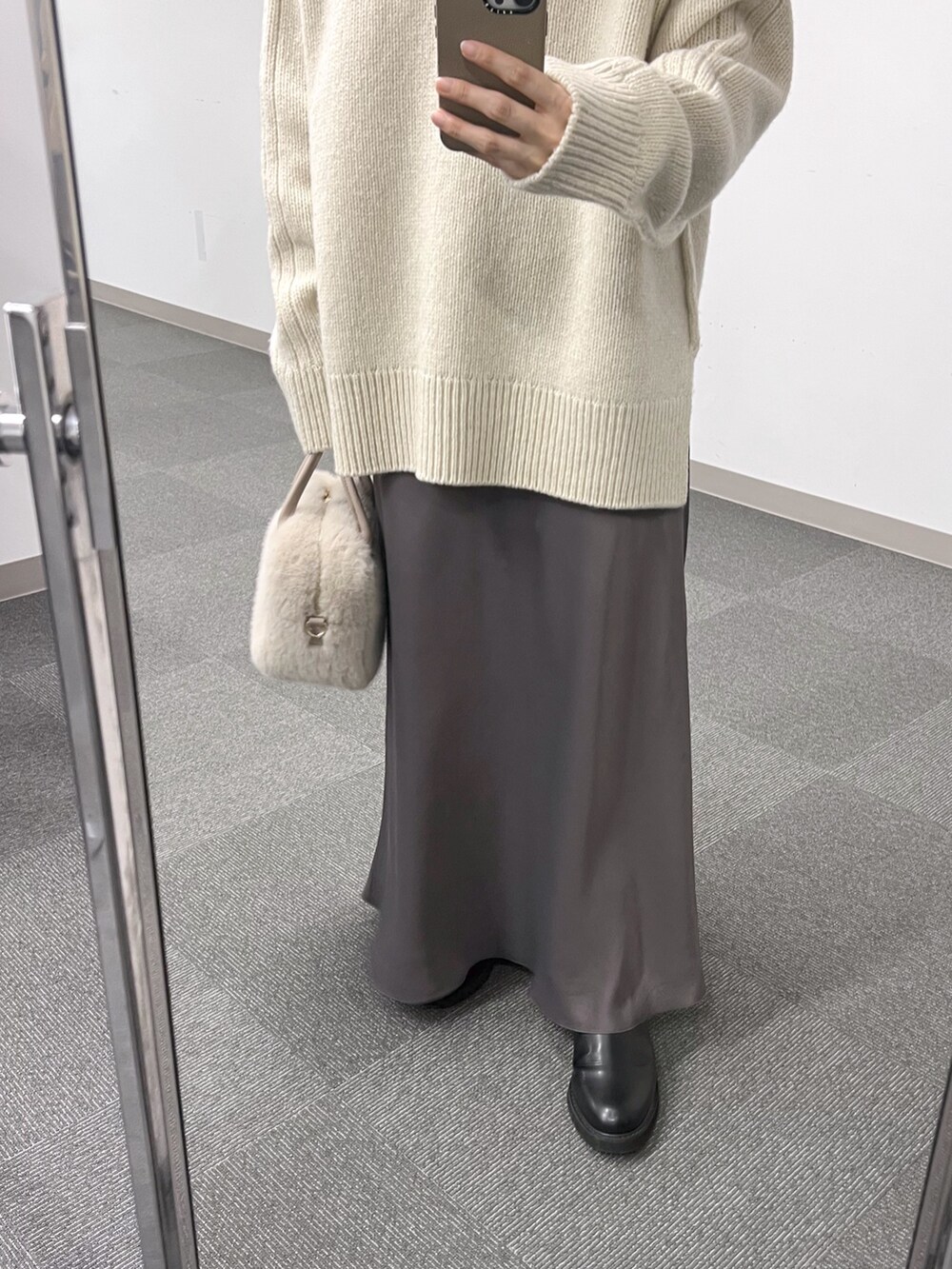 ベージュ系のボストンバッグ、ホワイト系のニット/セーター、ブラウン系のスカートを着用したレディースの秋コーディネートの7枚目の写真