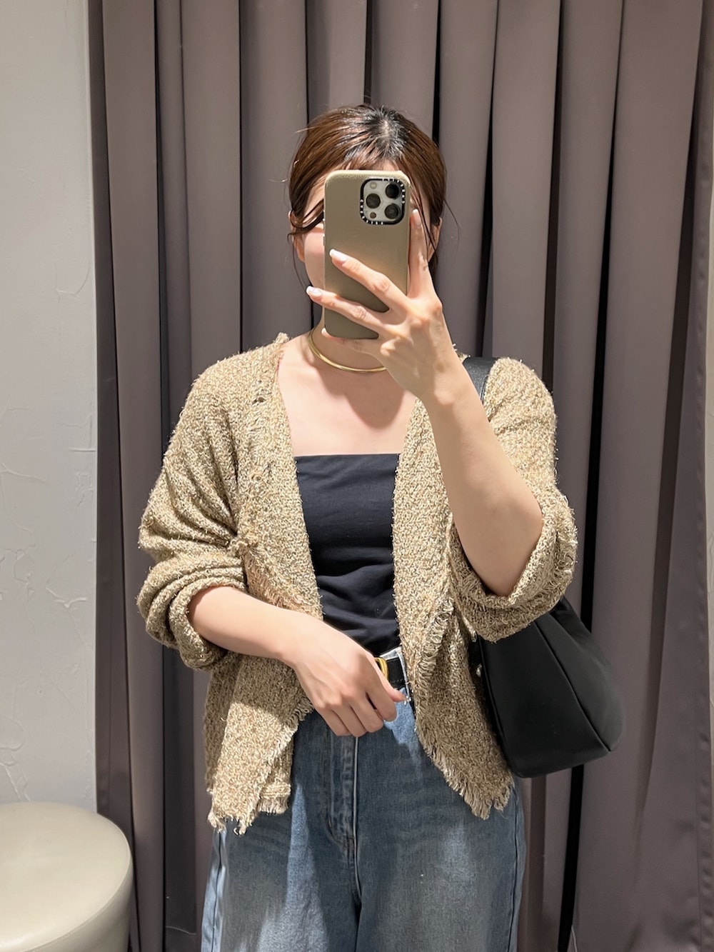 ベージュ系のカーディガン/ボレロ、ブルー系のデニムパンツ、ブラック系のショルダーバッグを着用したレディースの秋コーディネートの4枚目の写真