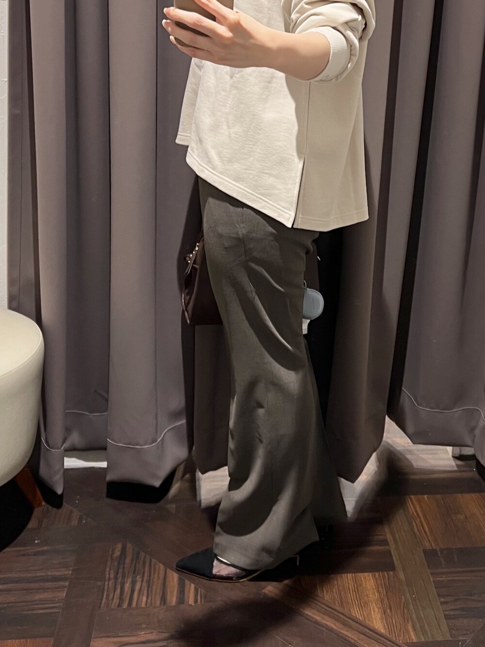 ベージュ系のスウェット、ブラウン系のその他パンツ、ブラウン系のボストンバッグを着用したレディースの秋コーディネートの7枚目の写真