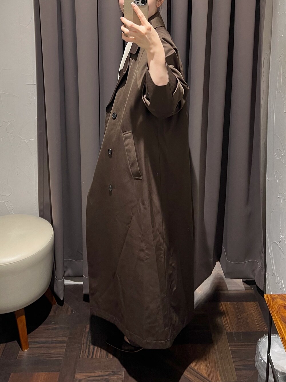 ブラウン系のその他アウター、ホワイト系のスウェット、ブラウン系のその他パンツを着用したレディースの冬コーディネートの6枚目の写真