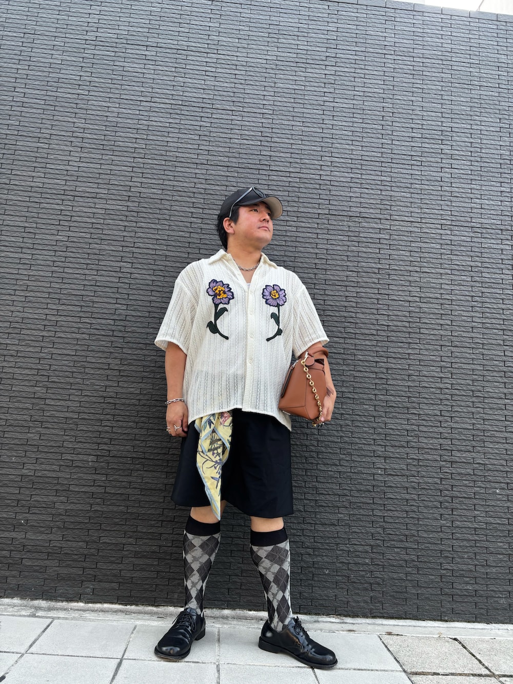 ホワイト系のシャツ/ブラウス、ブラック系のその他パンツ、ブラック系のドレスシューズを着用したメンズの夏コーディネートの2枚目の写真