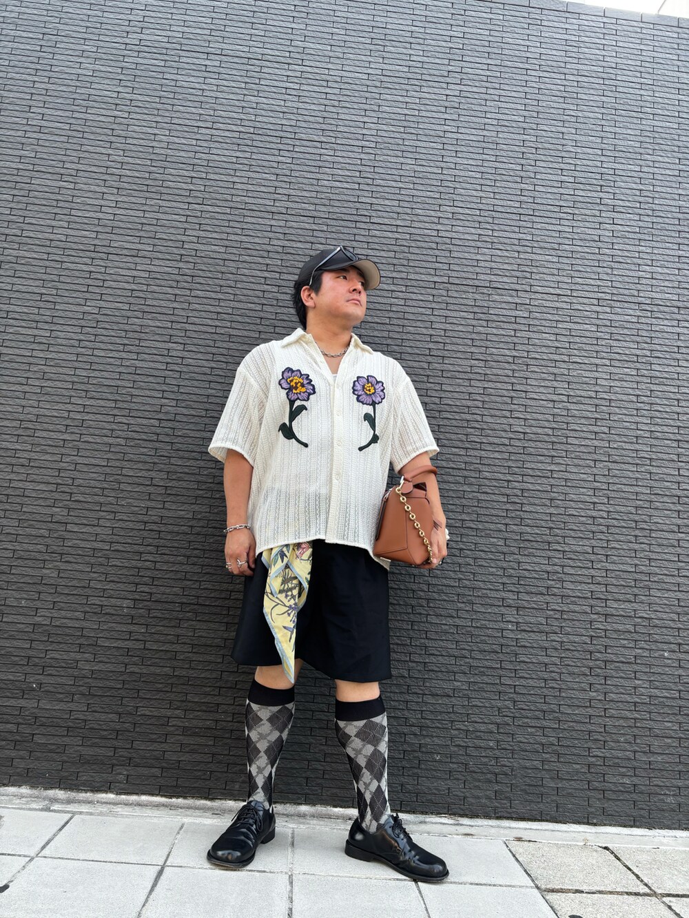 ホワイト系のシャツ/ブラウス、ブラック系のその他パンツ、ブラック系のドレスシューズを着用したメンズの夏コーディネートの4枚目の写真