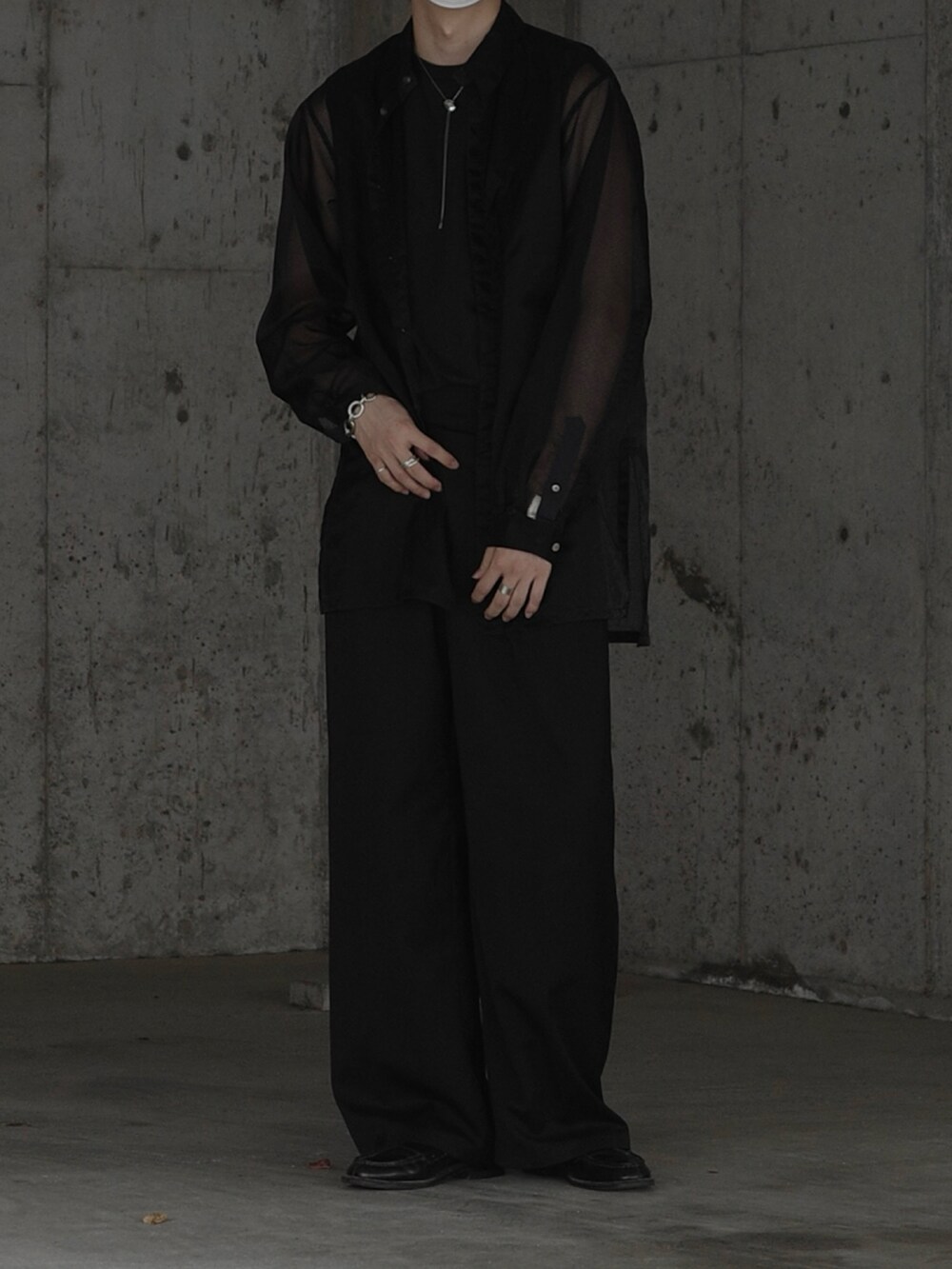 ブラック系のシャツ/ブラウス、ブラック系のスラックス、シルバー系のブレスレットを着用したメンズの春コーディネートの3枚目の写真