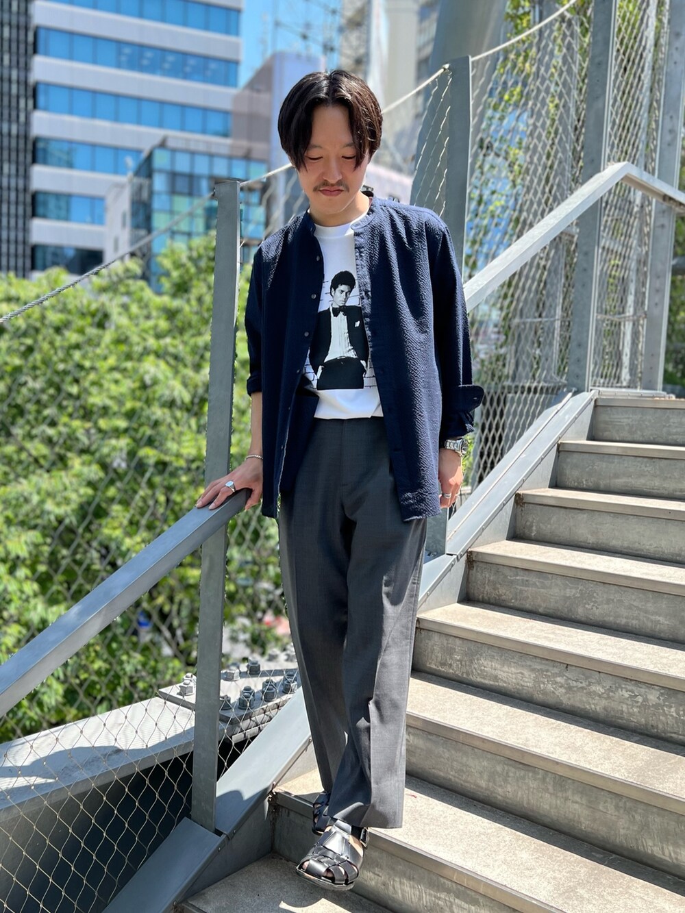 ブルー系のシャツ/ブラウス、ホワイト系のTシャツ/カットソー、ブラック系のサンダルを着用したメンズの春コーディネートの4枚目の写真