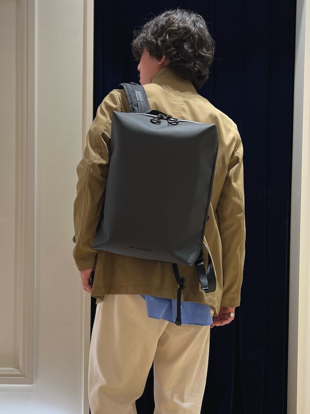 ベージュ系のブルゾン、ブルー系のシャツ/ブラウス、ホワイト系のデニムパンツを着用したメンズの春コーディネートの8枚目の写真