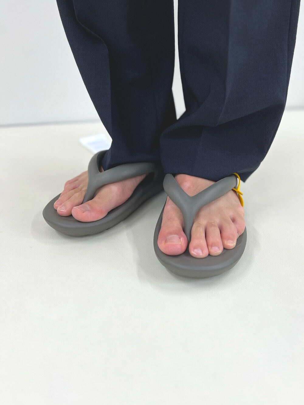 ホワイト系のTシャツ/カットソー、ブラック系のその他パンツ、ブラック系のバックパック/リュックを着用したメンズの春コーディネートの6枚目の写真