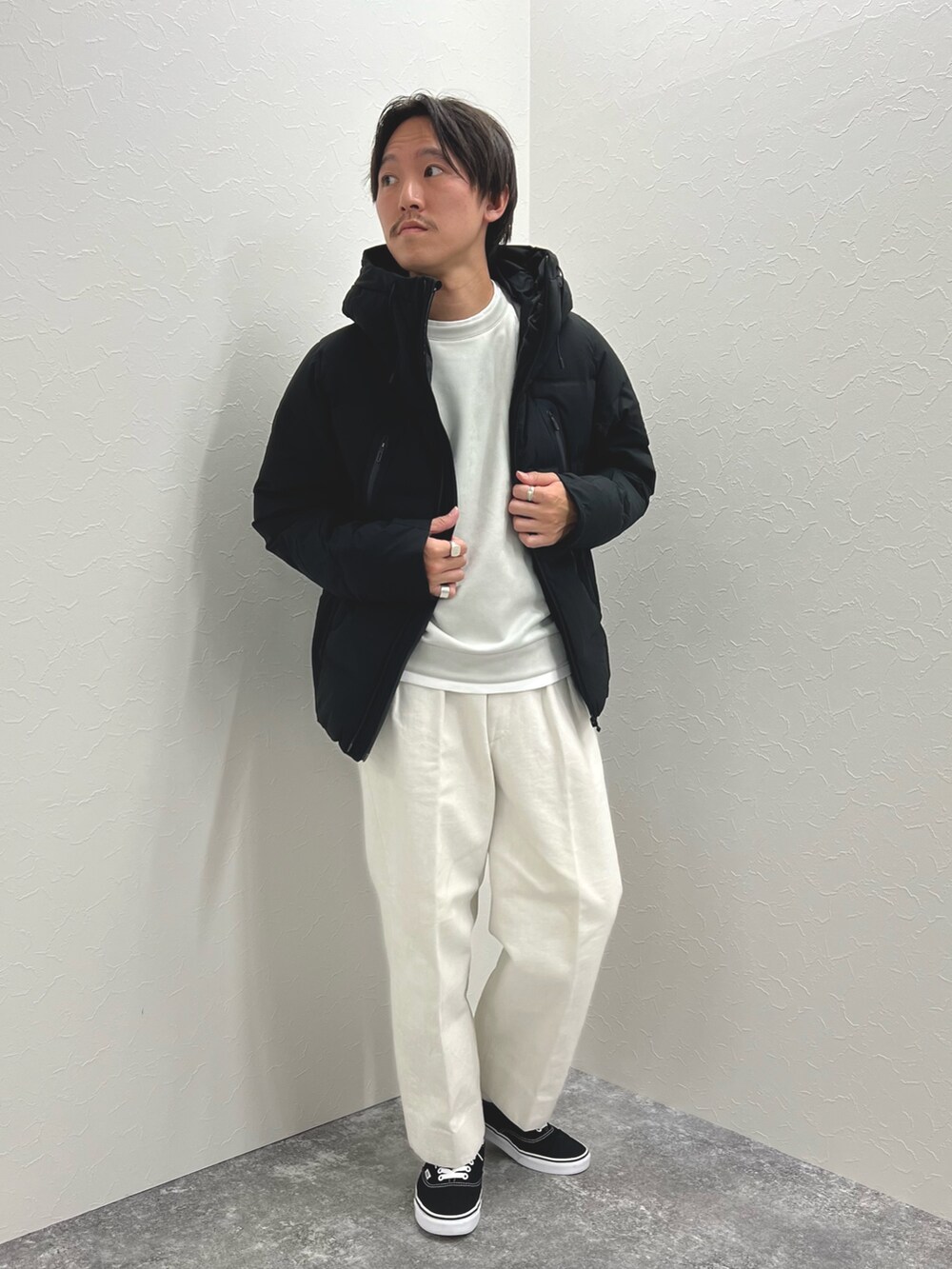 ブラック系のダウンジャケット/コート、グレー系のTシャツ/カットソーを着用したメンズの秋コーディネートの5枚目の写真