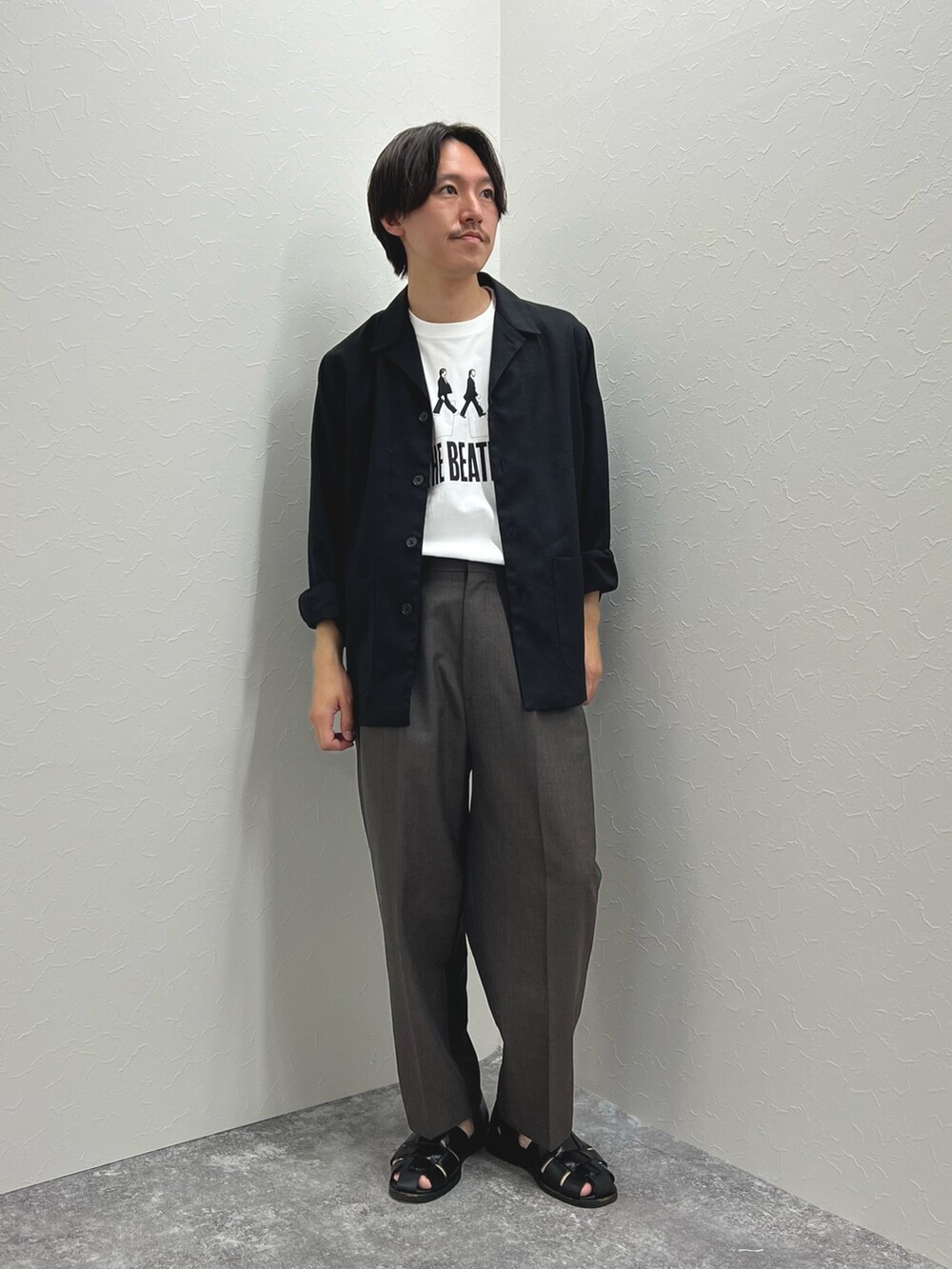 「きれいめカジュアル、春夏コーデ、スラックス、シャツスタイル、休日スタイル、シンプルコーデ、グルカサンダル、カジュアルコーデ、夏コーデ、初夏コーデ、シンプルスタイル、プリントT、ワイドスラックス」｜「NOLLEY’Sの《セットアップ対応》【WORK ABOUT】リネンライク カバーオール（シャツ/ブラウス、ブラック系）」を使った、nishiokaさん（メンズ・169cm）の春コーディネートの4枚目の写真