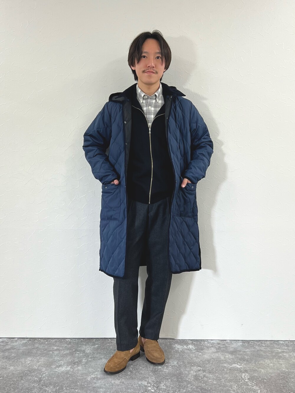 ブルー系のダウンジャケット/コート、ブラック系のカーディガン/ボレロ、グレー系のシャツ/ブラウスを着用したメンズの冬コーディネートの2枚目の写真