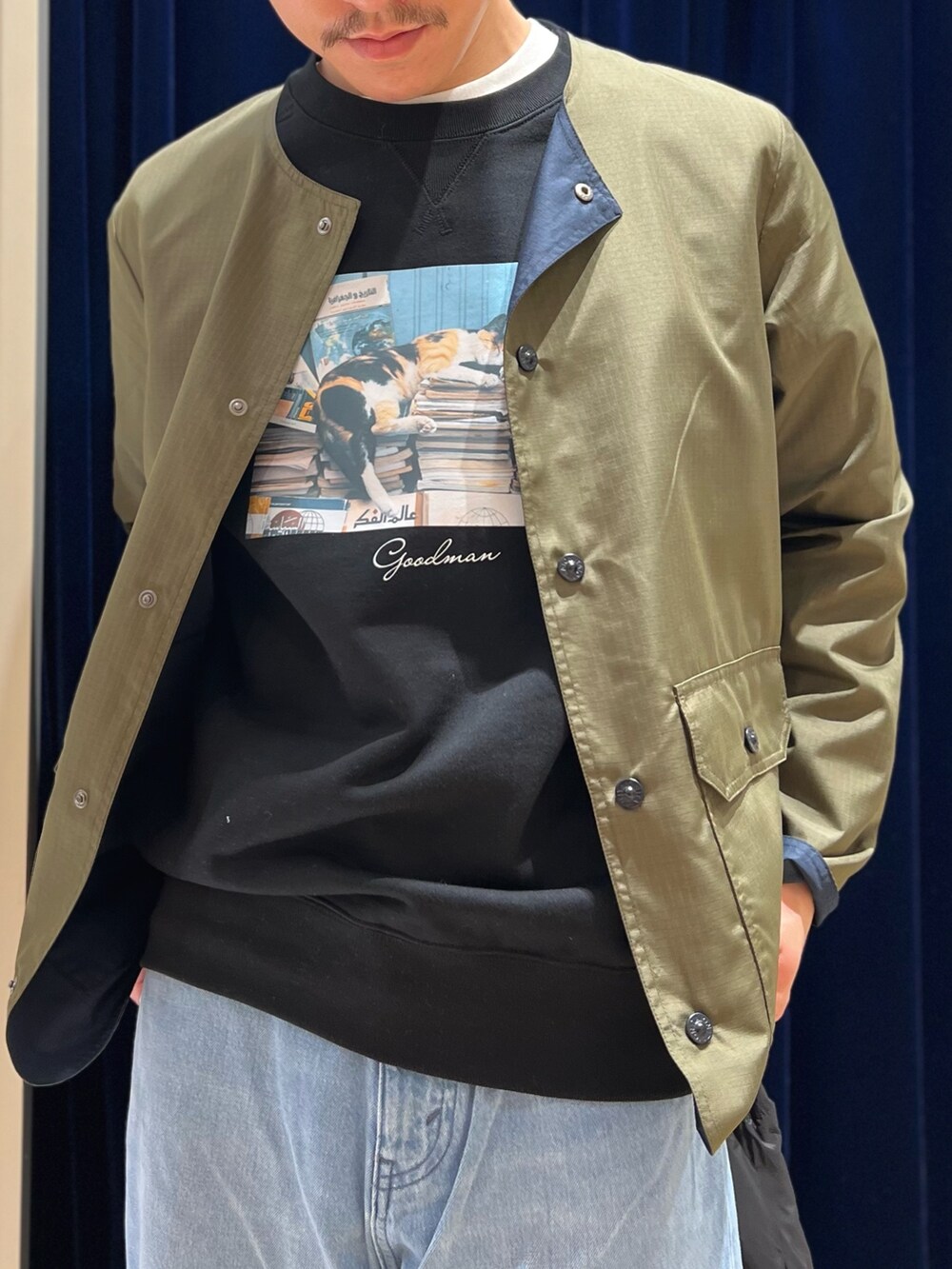 「お出かけコーデ、デニム、ワイドパンツ、シンプルコーデ、レイヤードスタイル、春色、今日のコーデ、カジュアル、カジュアルコーデ、スウェット、トートバッグ、デニムパンツ、春コーデ、24ssトレンド、ミリタリー」｜「TAIONの【TAION/タイオン】NON DOWN MILITARY CN CD クルーネックカーディガン（シャツ/ブラウス、グリーン系）」を使った、nishiokaさん（メンズ・169cm）の冬コーディネートの5枚目の写真