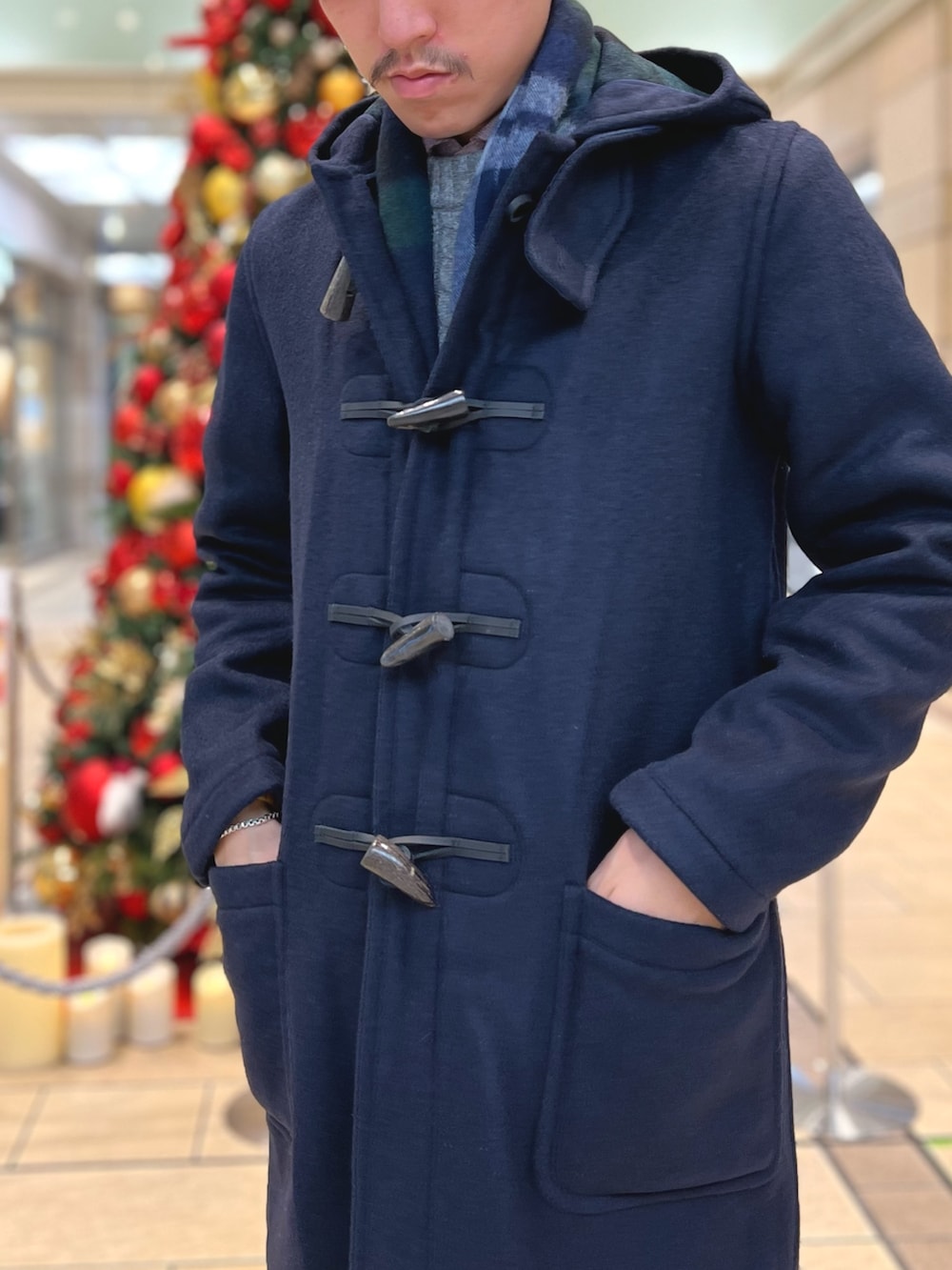 「レイヤードスタイル、冬アウター、チェック、休日スタイル、クリスマスに着たい服、ロングコート、お出かけコーデ、コート、マフラー、きれいめカジュアル、オトナカジュアル、ダッフルコート、お洒落さんとつながりたい、秋冬、おでかけコーデ」｜「LONDON TRADITIONの【LONDON TRADITION/ ロンドン トラディション】MARTIN SLIM LONG スリムロング ダッフルコート（ダッフルコート、ブルー系）」を使った、nishiokaさん（メンズ・169cm）の冬コーディネートの5枚目の写真