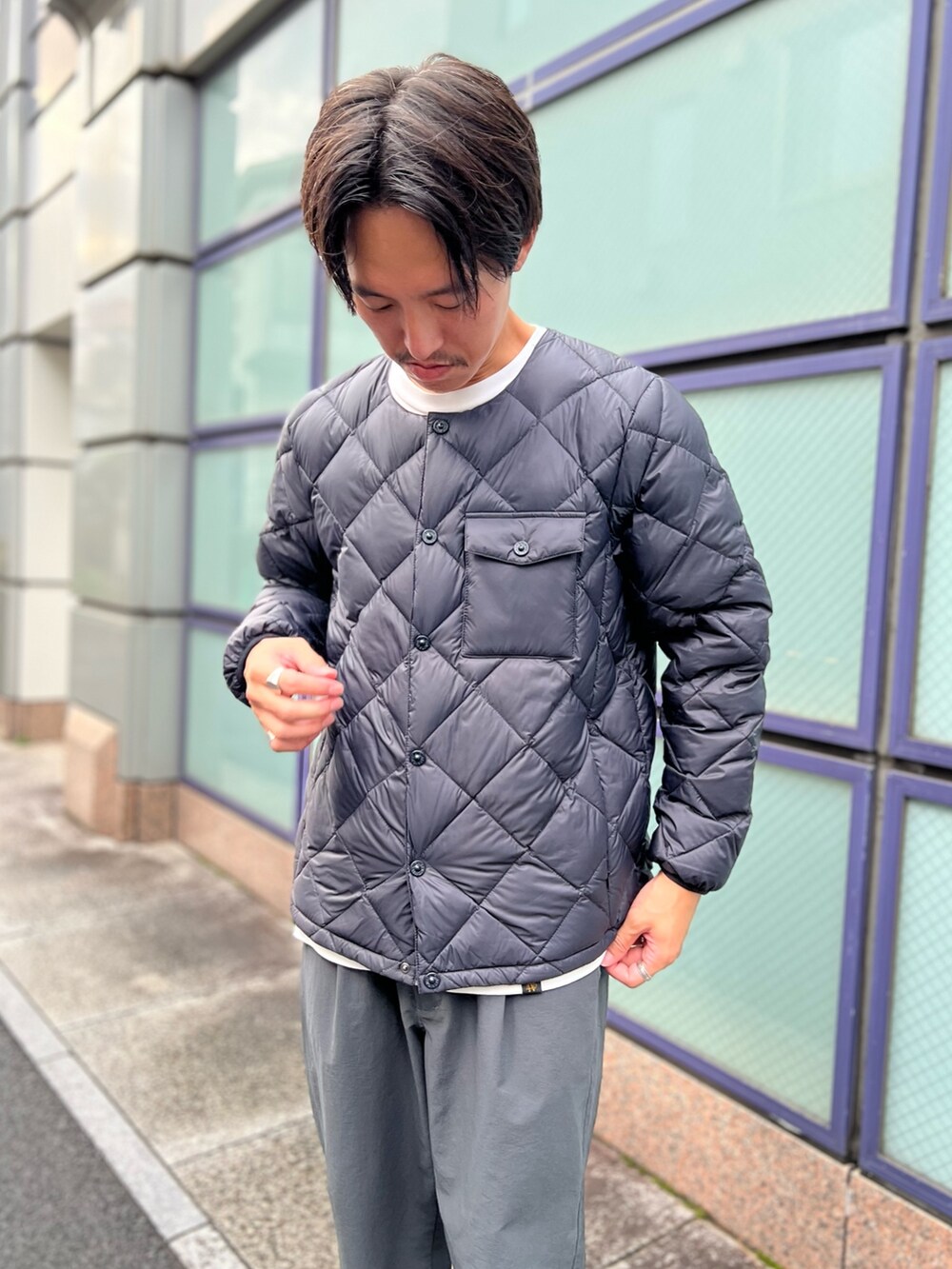 グレー系のその他パンツ、ブラック系のダウンジャケット/コートを着用したメンズの夏コーディネートの3枚目の写真