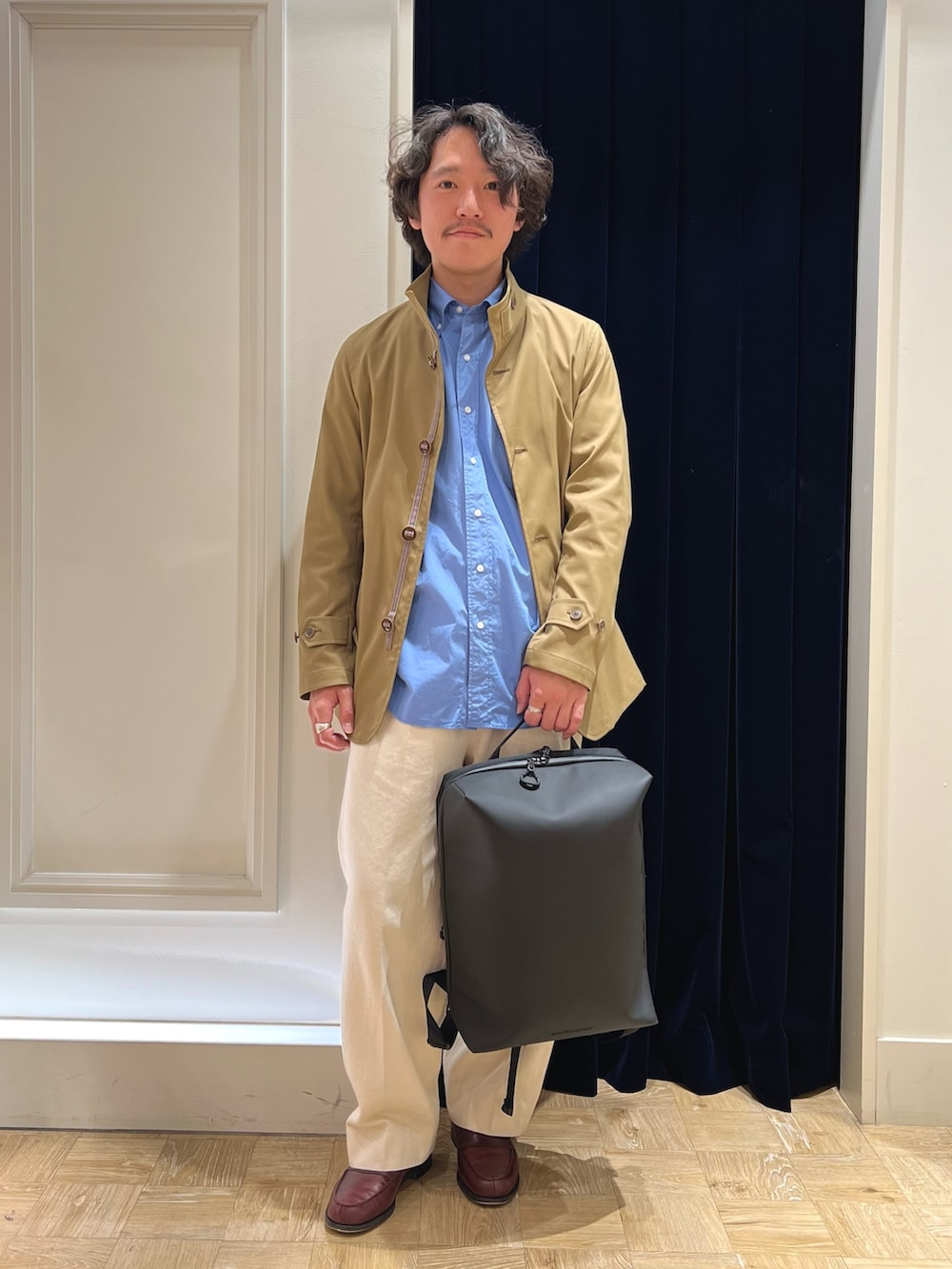 ベージュ系のブルゾン、ブルー系のシャツ/ブラウス、ホワイト系のデニムパンツを着用したメンズの春コーディネートの2枚目の写真