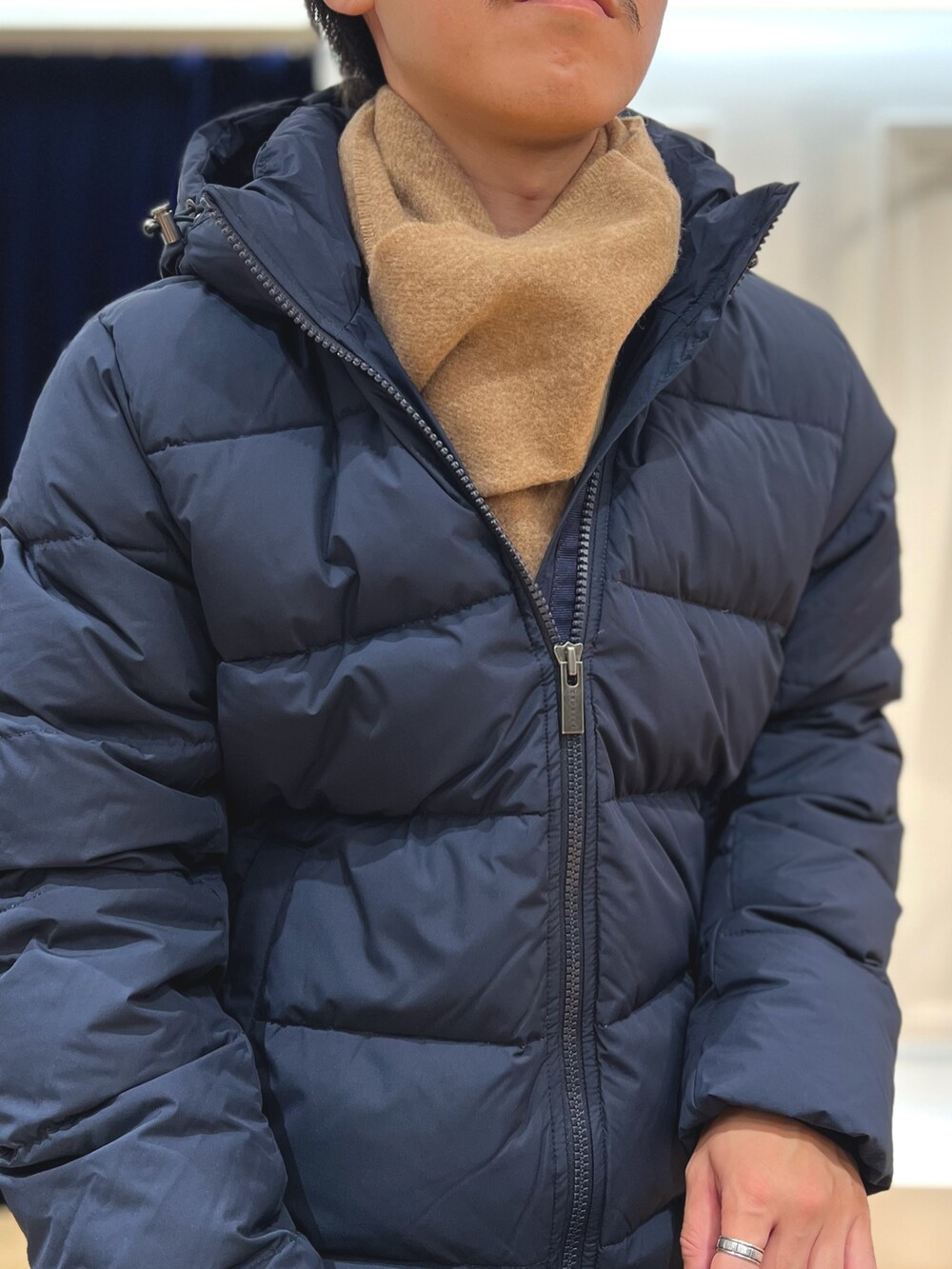 「ブラウン、レイヤードスタイル、休日スタイル、冬コーデ、お出かけコーデ、ダウンジャケット、ダウン、カジュアル、カジュアルコーデ、マフラー、マフラーぐるぐる、冬、大人カジュアル」｜「Pyrenexの【PYRENEX/ピレネックス】SPOUTNIC MINI RIPSTOP2 ダウンジャケット（ダウンジャケット/コート、ブルー系）」を使った、nishiokaさん（メンズ・169cm）の秋コーディネートの7枚目の写真