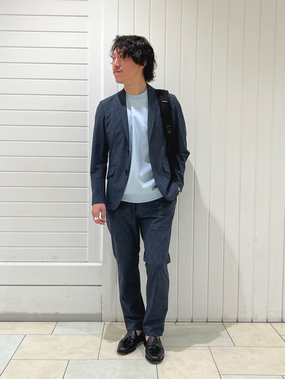ブルー系のTシャツ/カットソー、ブルー系のテーラードジャケット、ブルー系のその他パンツを着用したメンズの春コーディネートの3枚目の写真