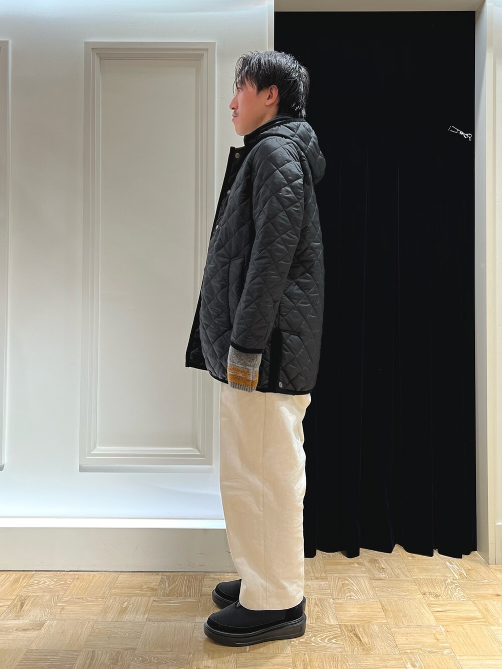 「冬アウター、休日スタイル、お出かけコーデ、ブーツ、きれいめカジュアル、レイヤードスタイル、冬コーデ、シンプルコーデ、大人カジュアル、ブルゾン、キルティング、秋冬コーデ、ファッションを楽しもう、冬、カジュアルコーデ」｜「Traditional Weatherwearの【Traditional WeatherWear/トラディショナルウェザーウェア】別注DERBY HOOD WITH DOT BUTTON（ステンカラーコート、ブラック系）」を使った、nishiokaさん（メンズ・169cm）の冬コーディネートの3枚目の写真
