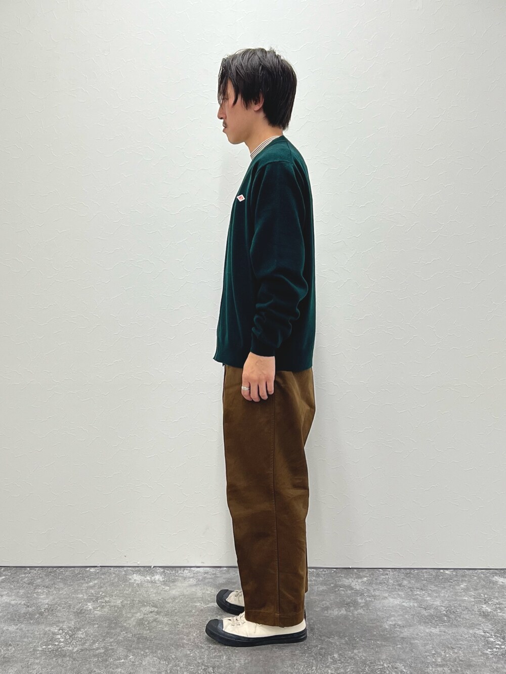 ホワイト系のTシャツ/カットソー、グリーン系のカーディガン/ボレロを着用したメンズの秋コーディネートの4枚目の写真