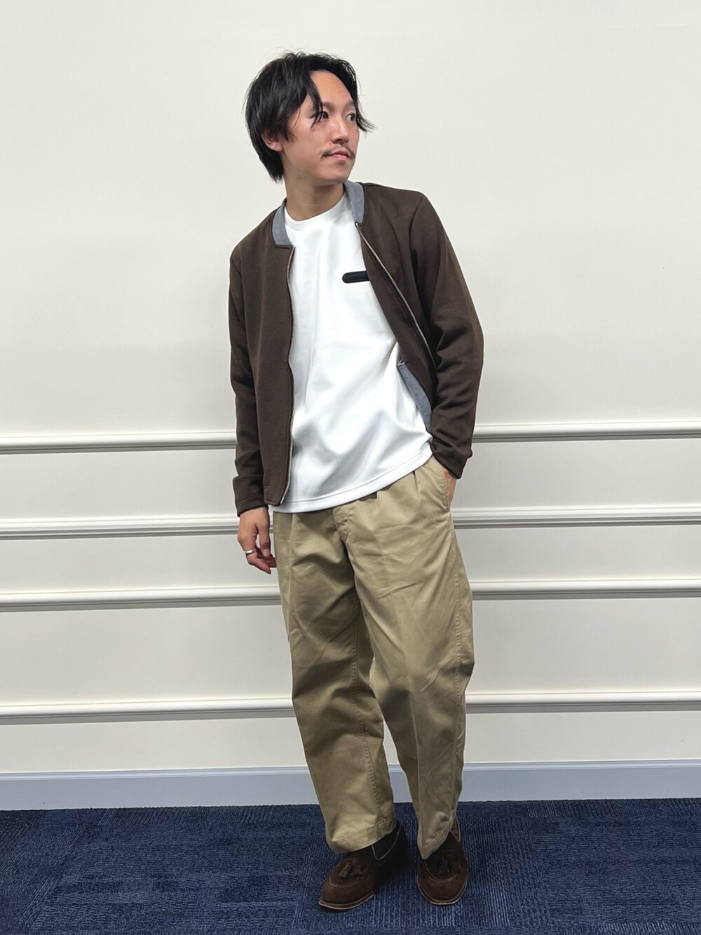 ブラウン系のブルゾン、ホワイト系のスウェットを着用したメンズの秋コーディネートの3枚目の写真
