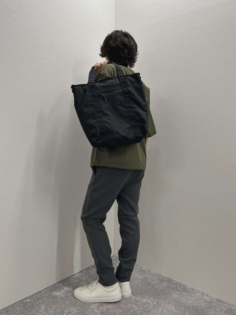 グリーン系のTシャツ/カットソー、ブラック系のトートバッグ、グレー系のその他パンツを着用したメンズの春コーディネートの8枚目の写真