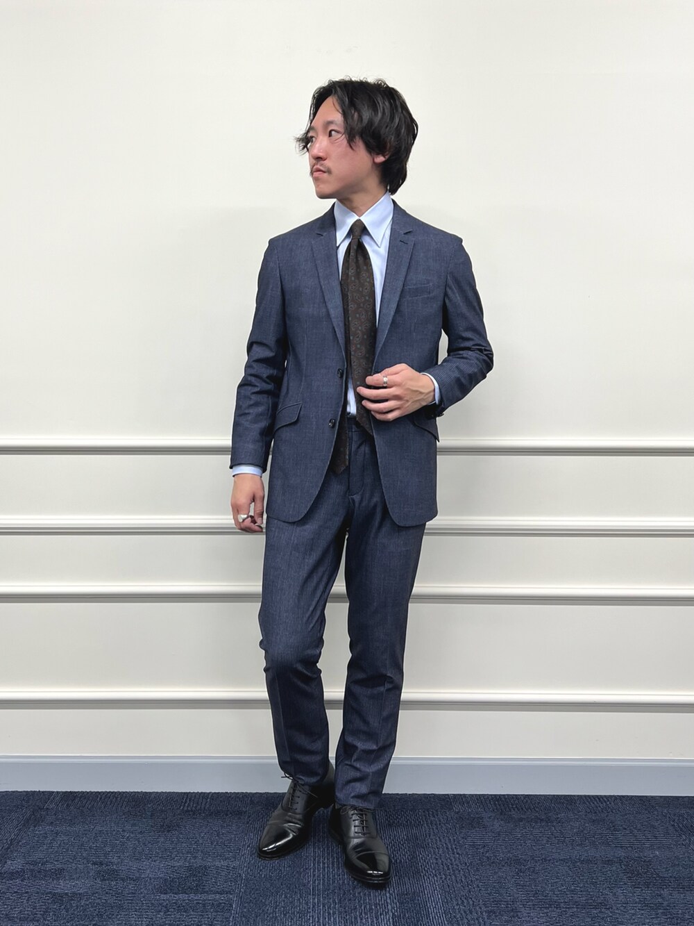 ブルー系のシャツ/ブラウス、ブルー系のテーラードジャケット、ブルー系のその他パンツを着用したメンズの冬コーディネートの4枚目の写真