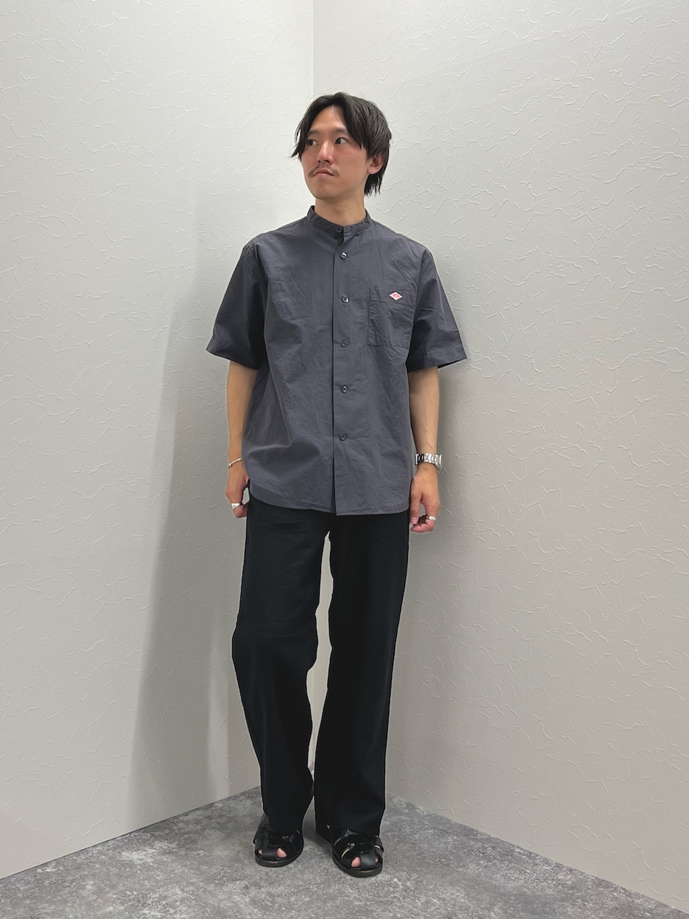 グレー系のシャツ/ブラウス、ブラック系のサンダル、ブラック系のその他パンツを着用したメンズの春コーディネートの3枚目の写真